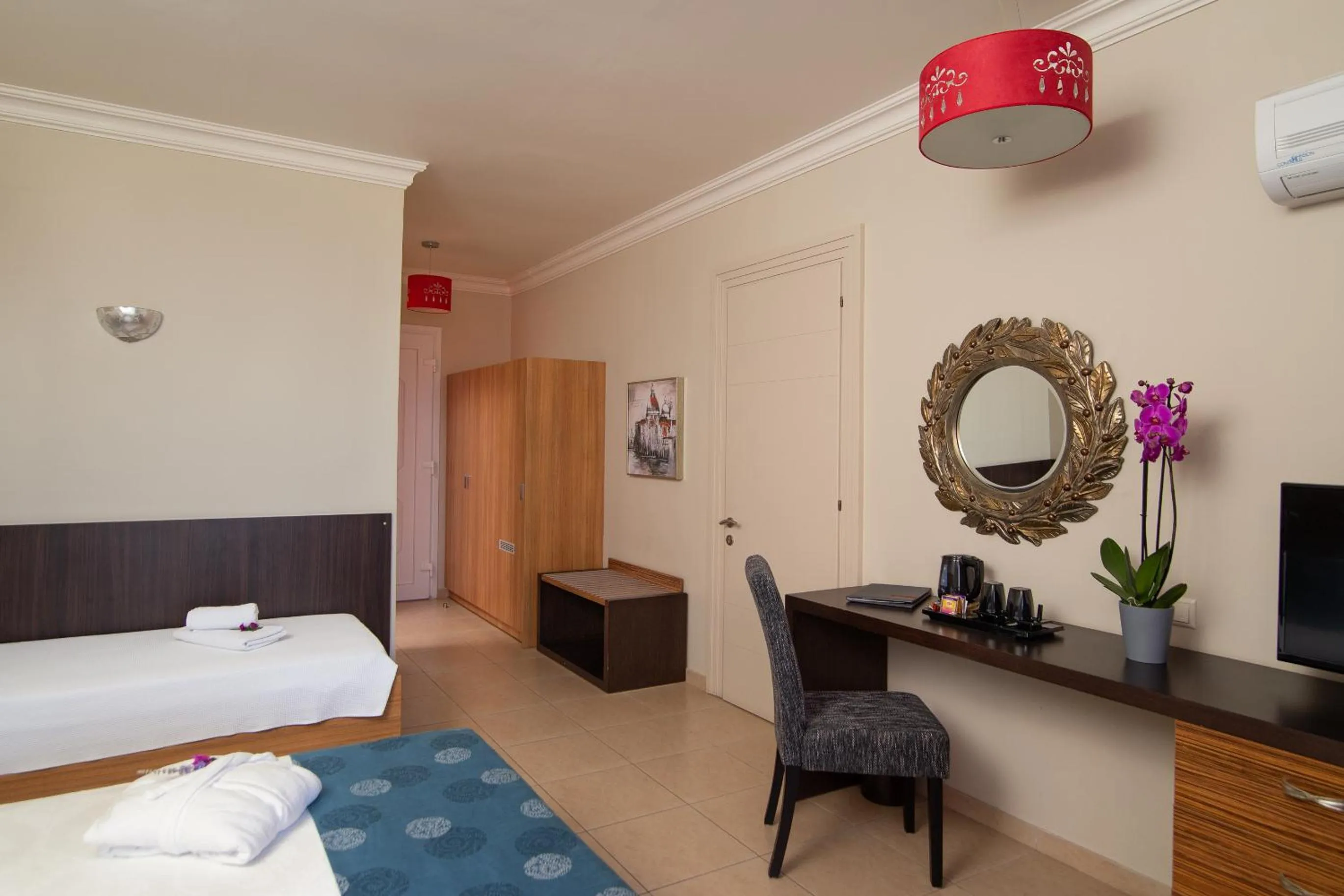 Photo of the whole room, Bed in Sunrise Resort Hotel