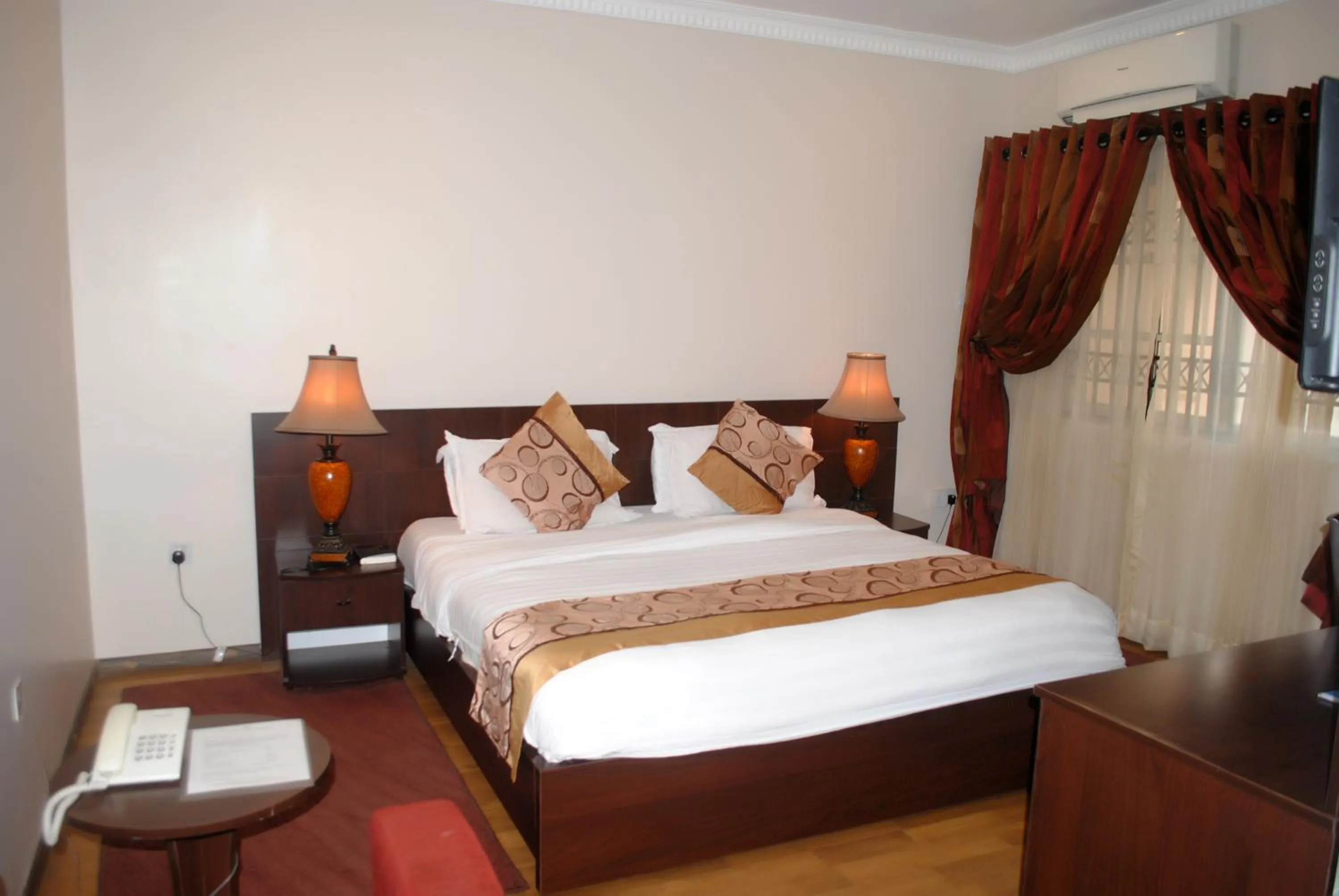 Bedroom, Bed in Grand Inn & Suites