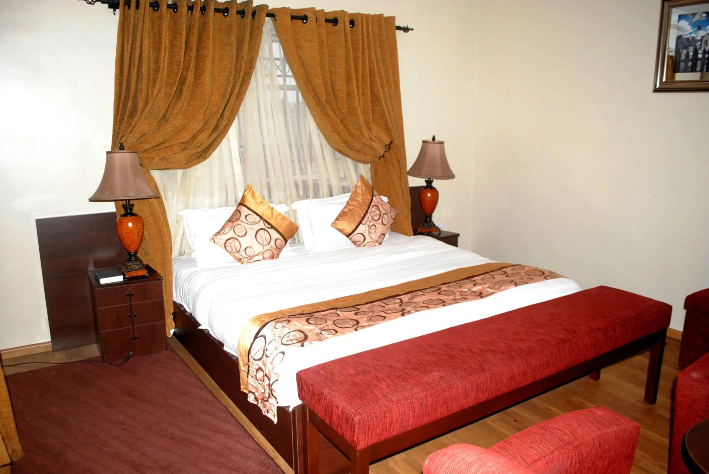 Bedroom, Bed in Grand Inn & Suites