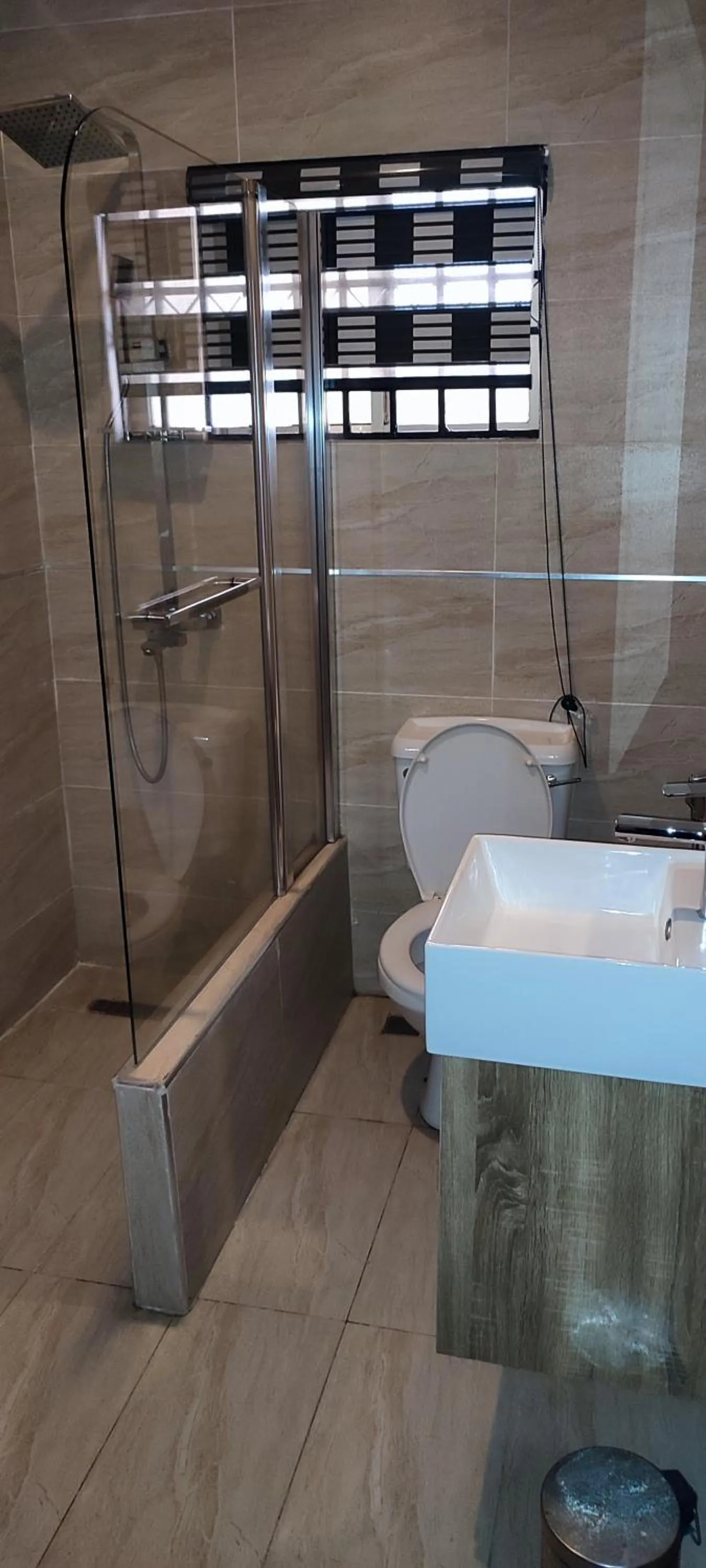 Shower in Grand Inn & Suites