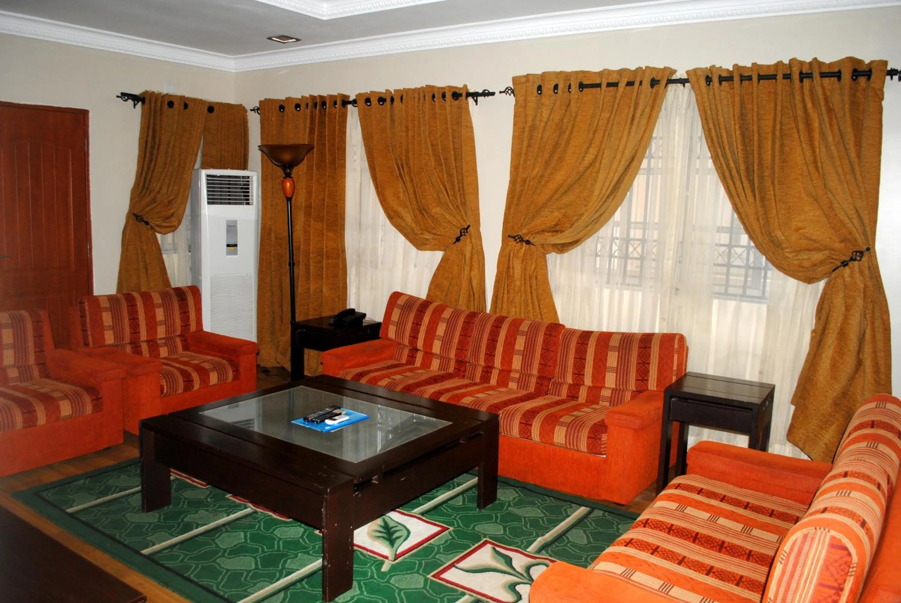 Living room in Grand Inn & Suites