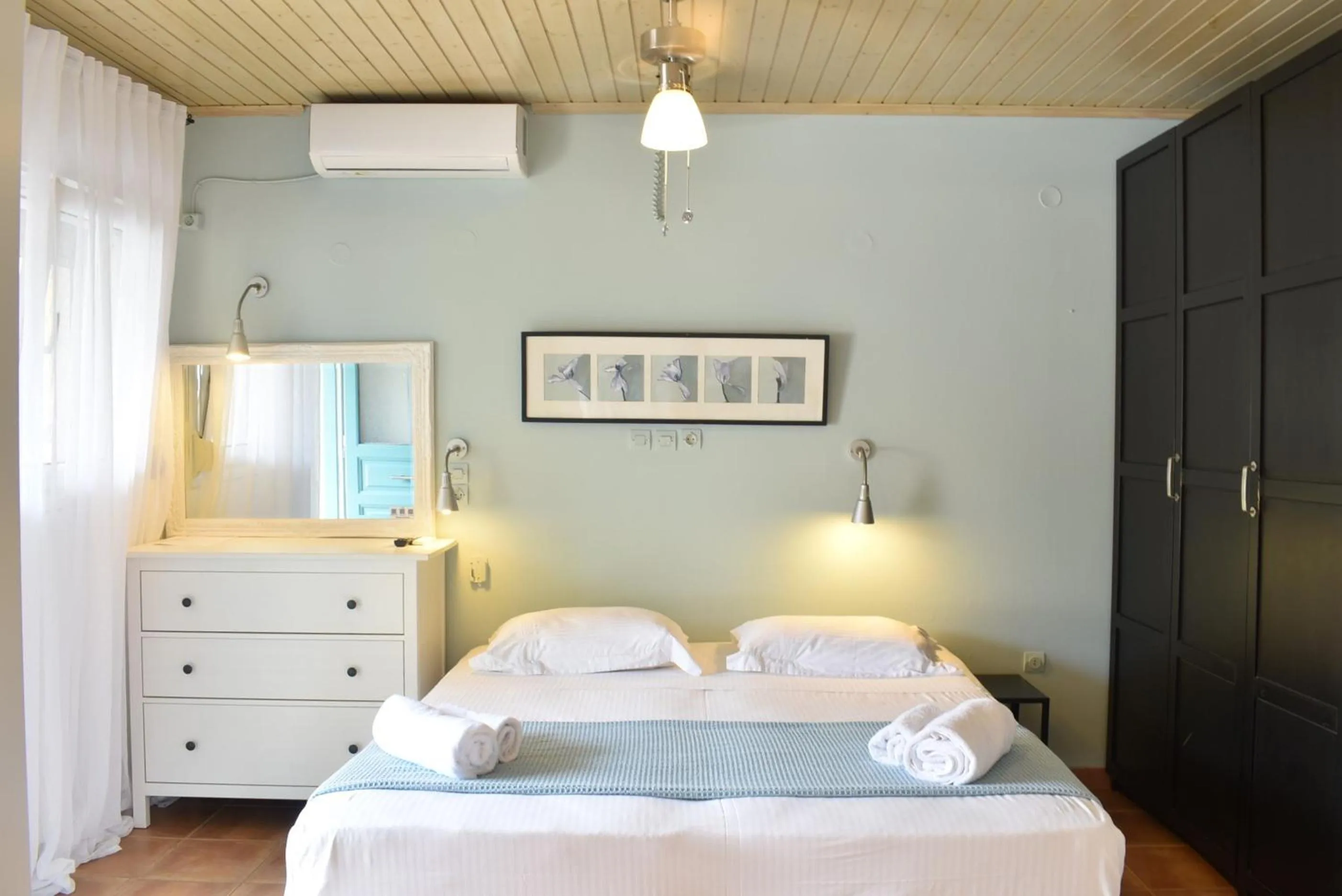 Bed in Simatos αpARTments & Studios