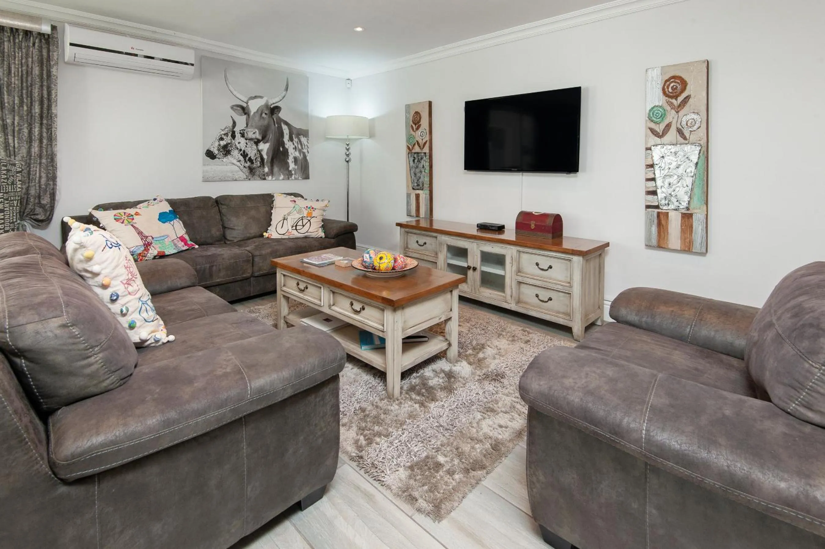 Communal lounge/ TV room in Oude Schuur Boutique Guesthouse