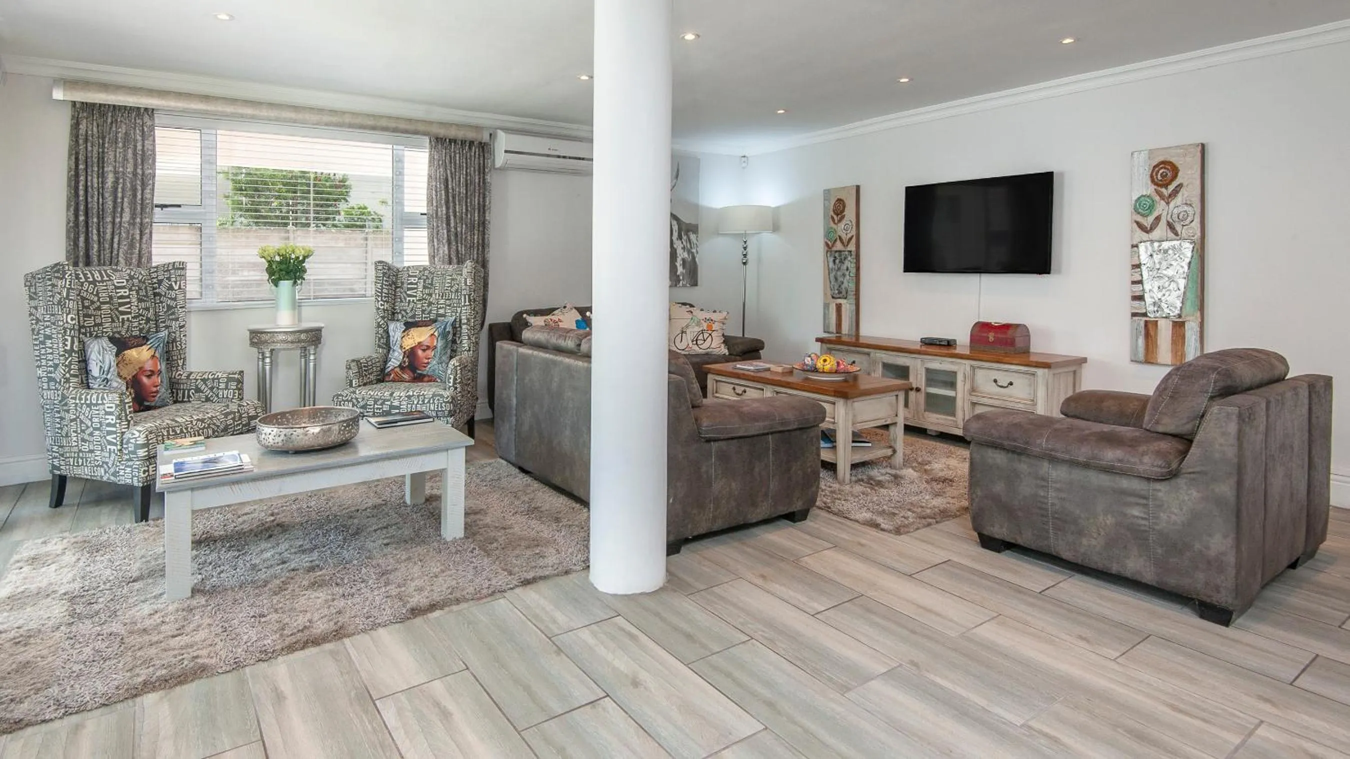 Communal lounge/ TV room in Oude Schuur Boutique Guesthouse