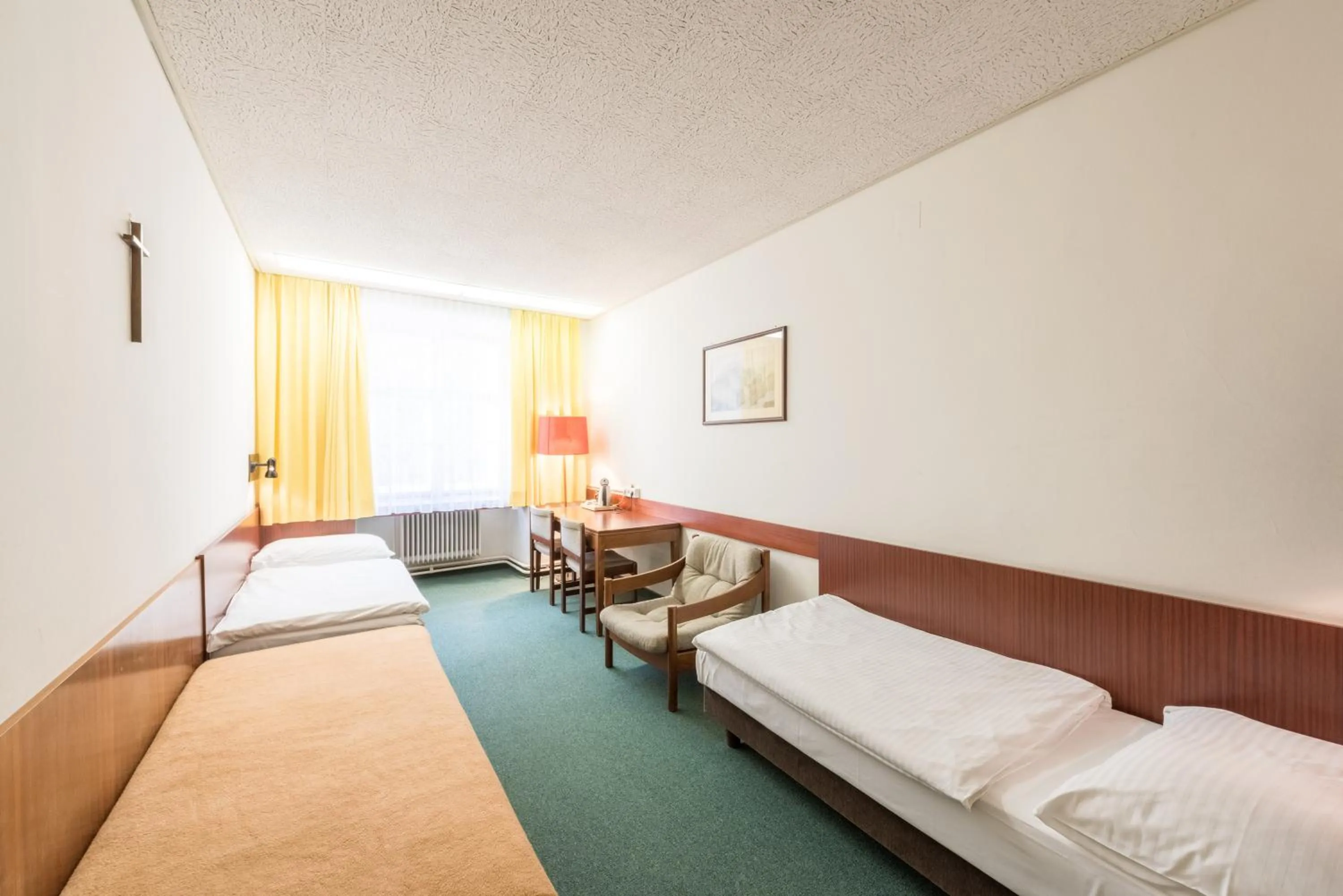 Photo of the whole room, Bed in Benediktushaus im Schottenstift