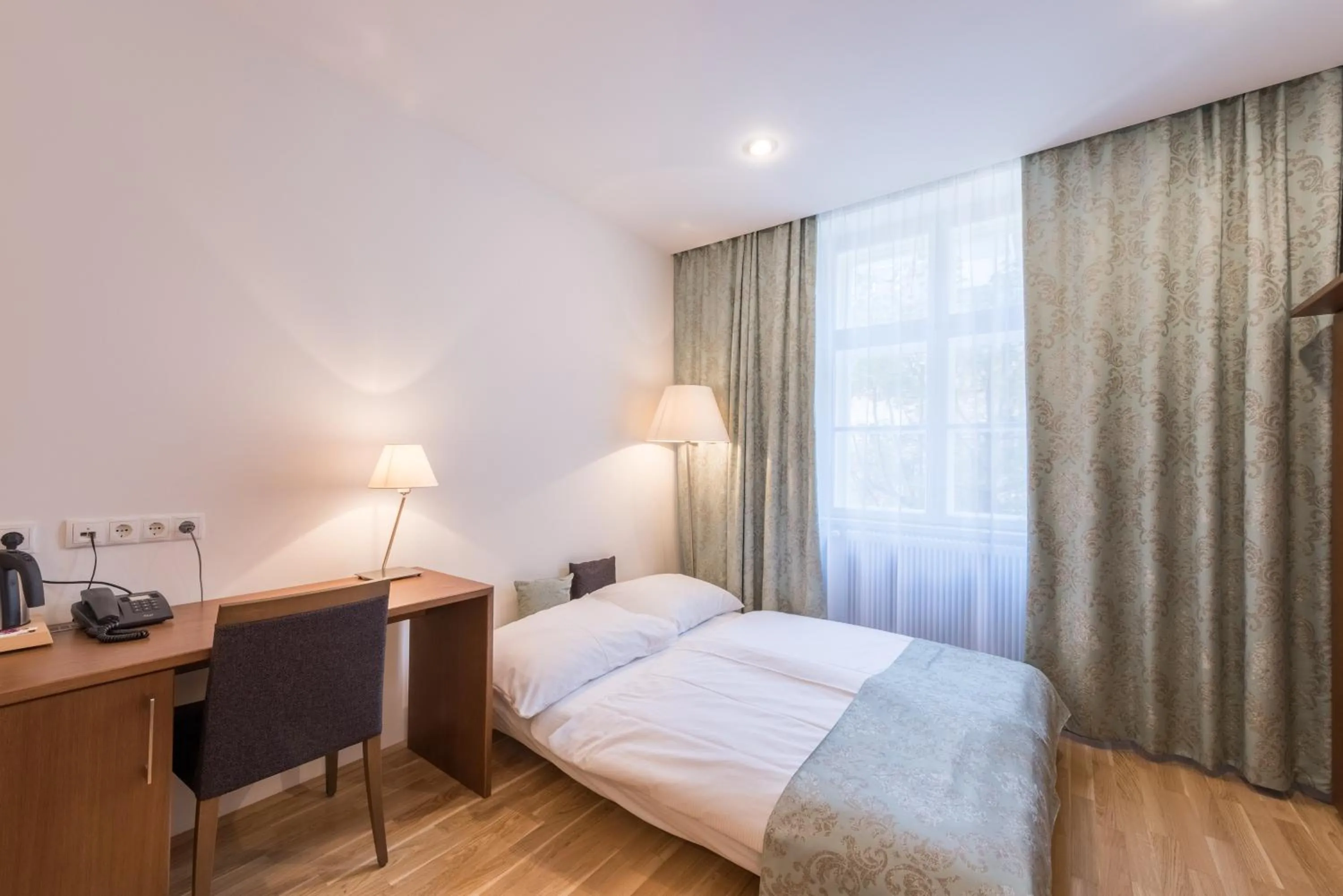 Photo of the whole room, Bed in Benediktushaus im Schottenstift