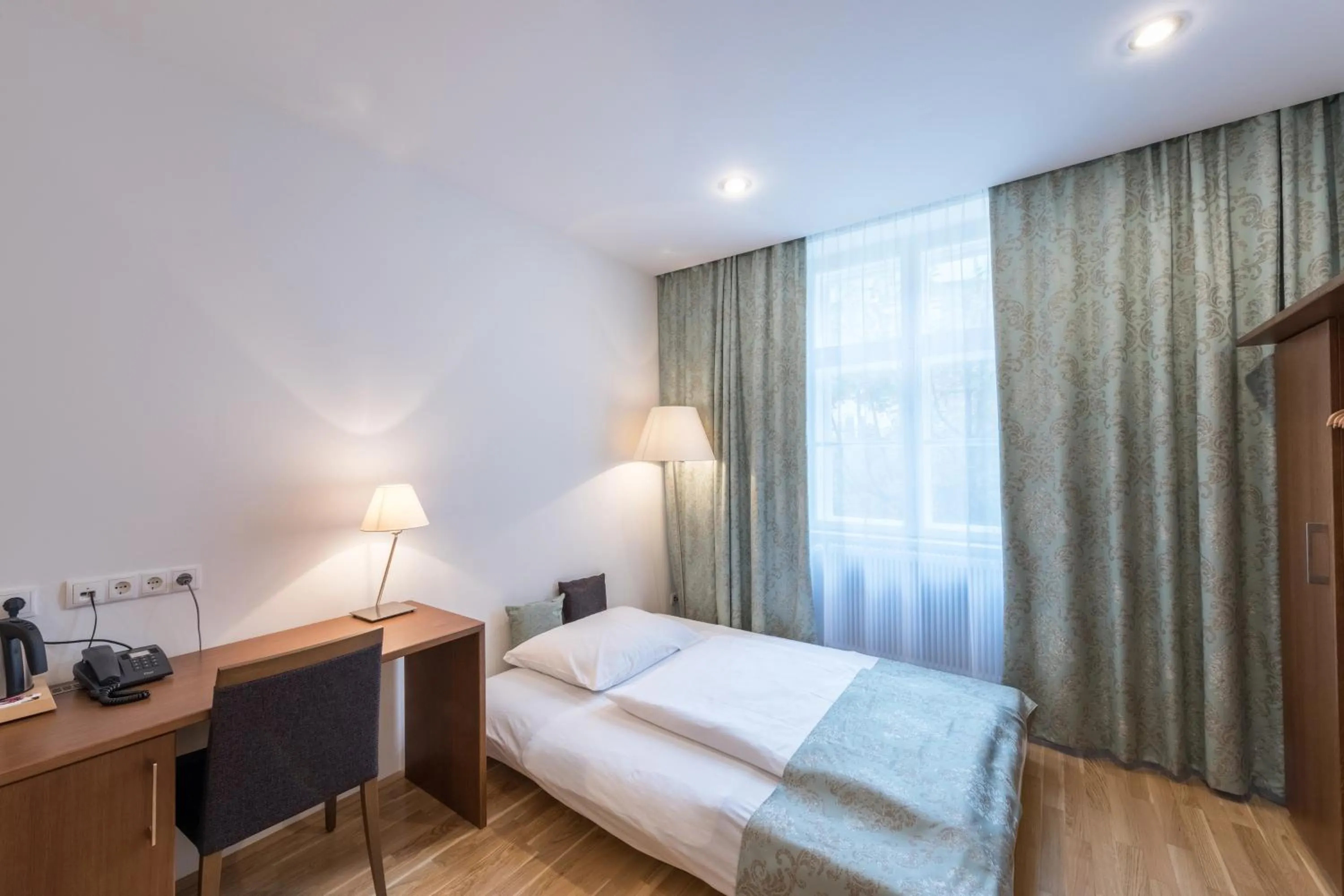 Photo of the whole room, Bed in Benediktushaus im Schottenstift