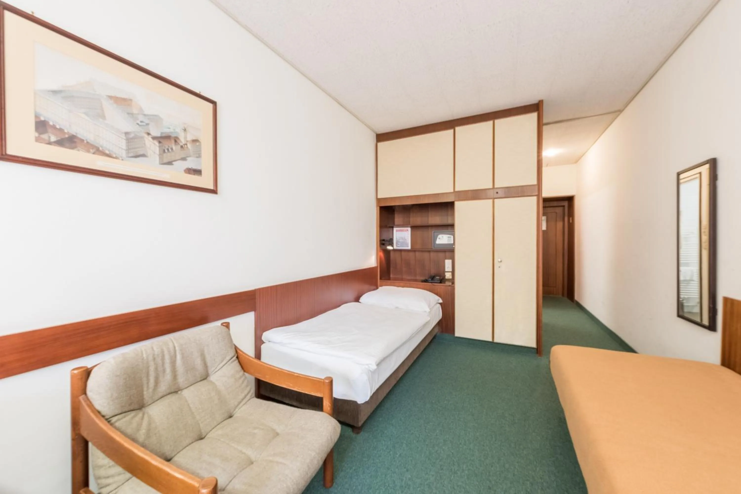 Photo of the whole room, Bed in Benediktushaus im Schottenstift