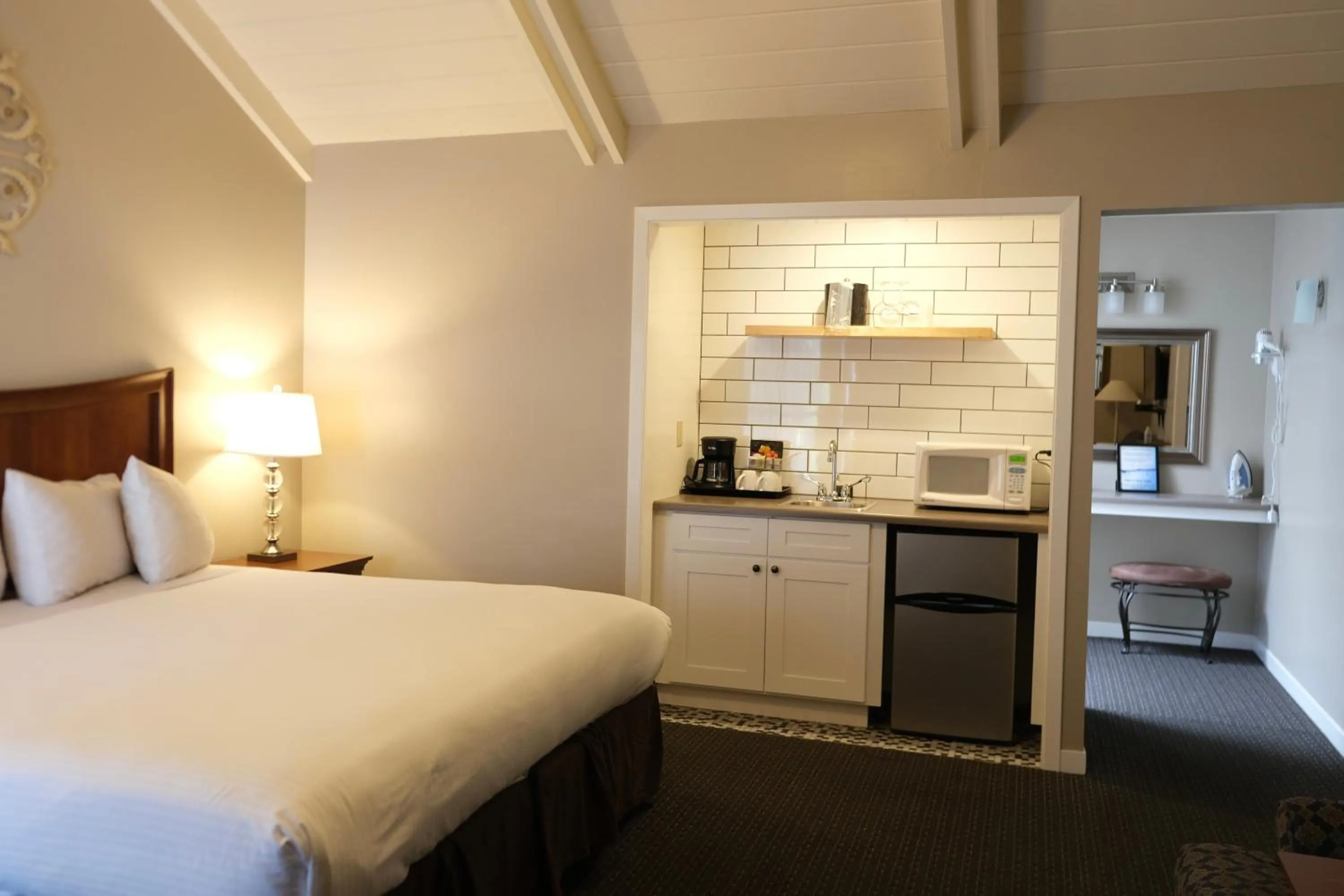 Kitchen or kitchenette, Bed in Golden Haven Hot Springs