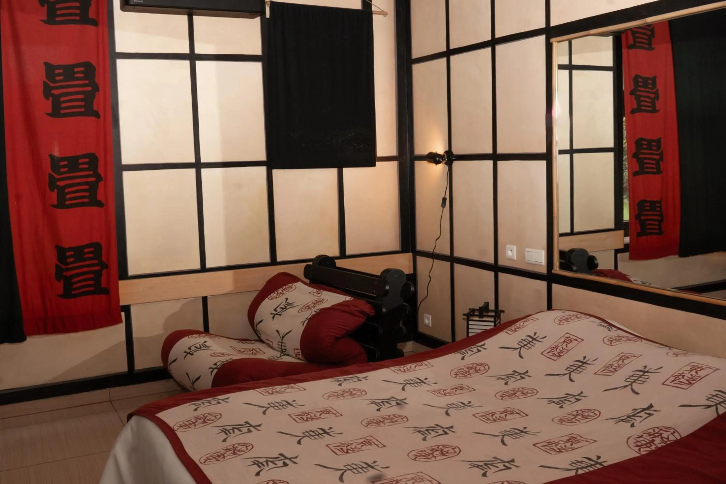 Bedroom, Bed in Thermae Grimbergen Hotel