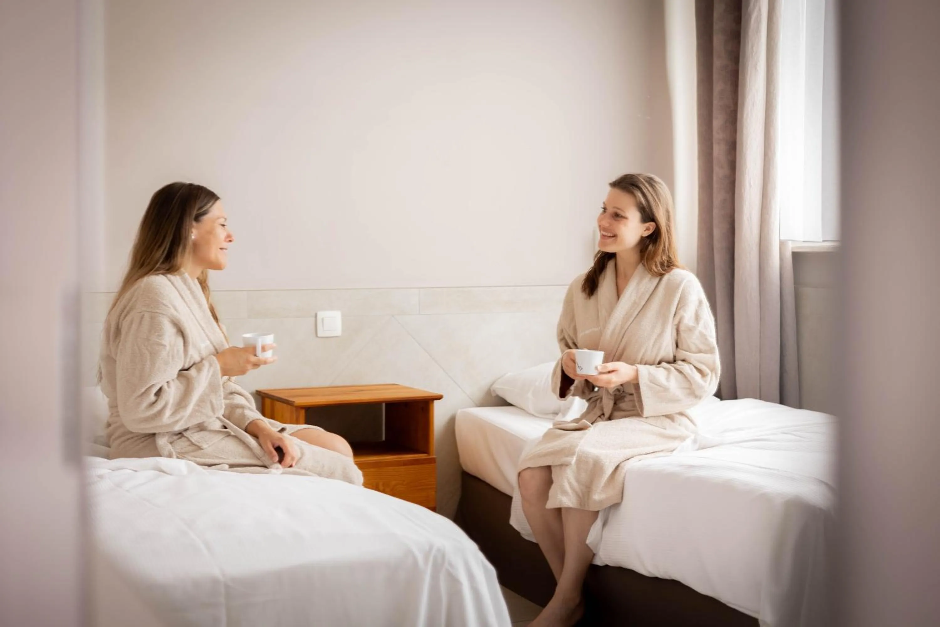 Coffee/tea facilities, Bed in Thermae Grimbergen Hotel