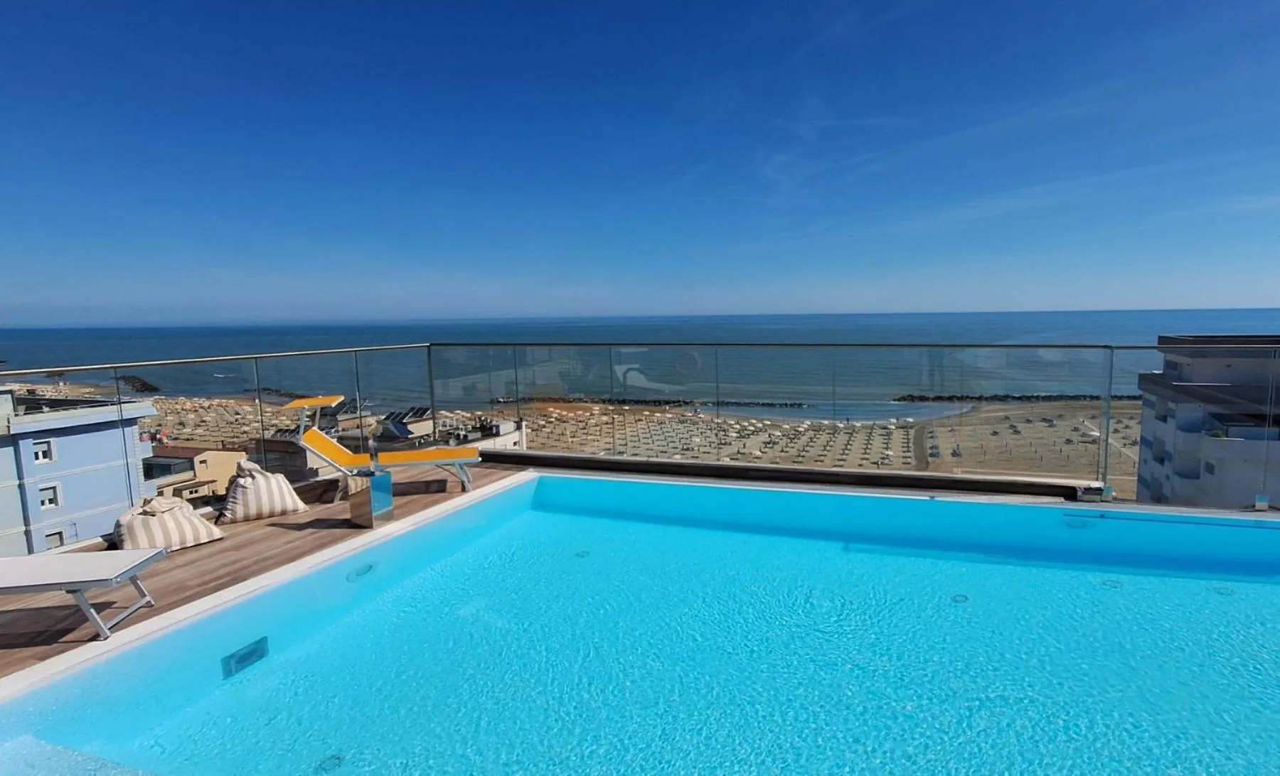 Swimming pool in Hotel Harmony con Piscina panoramica