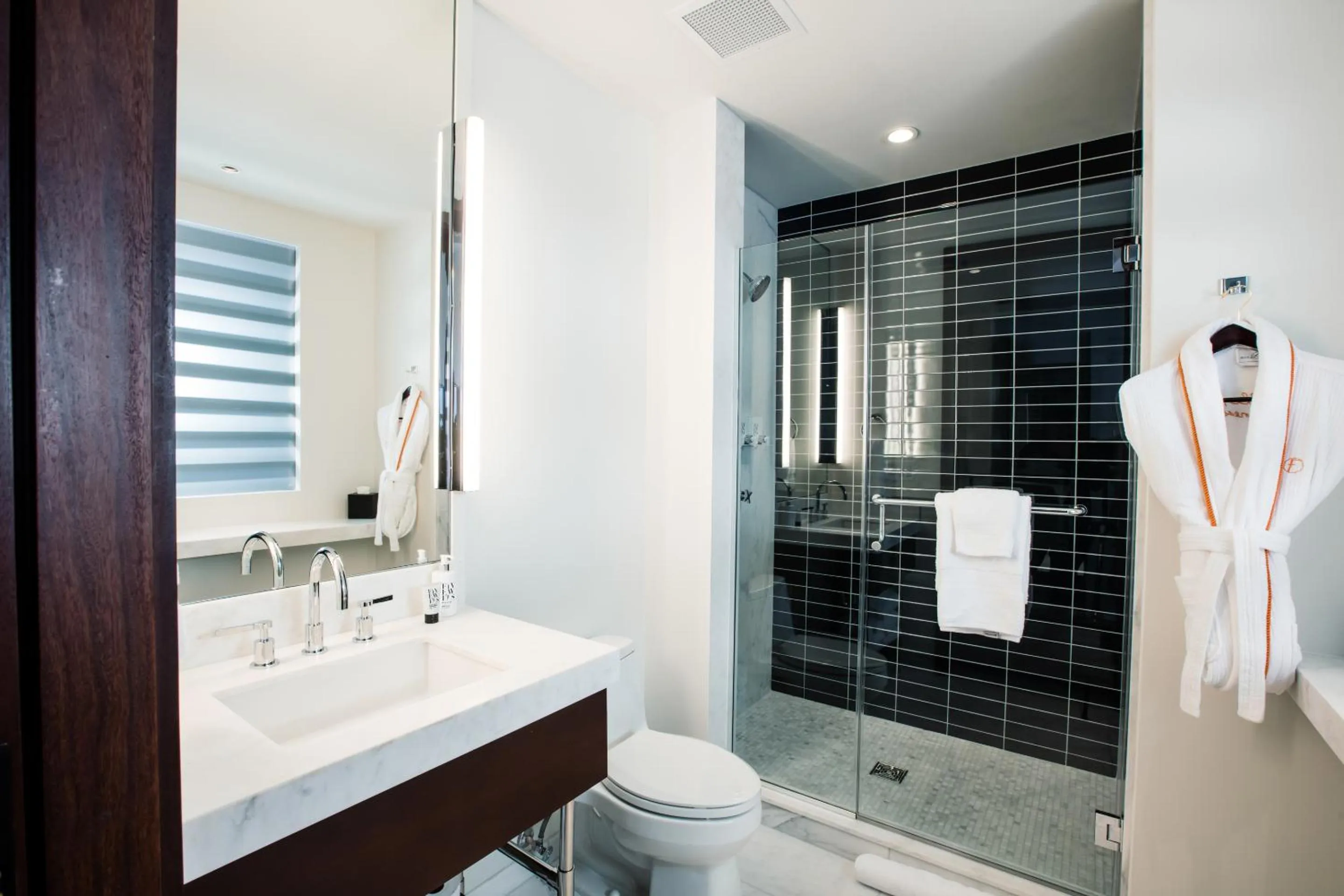 Shower in Fairlane Hotel Nashville