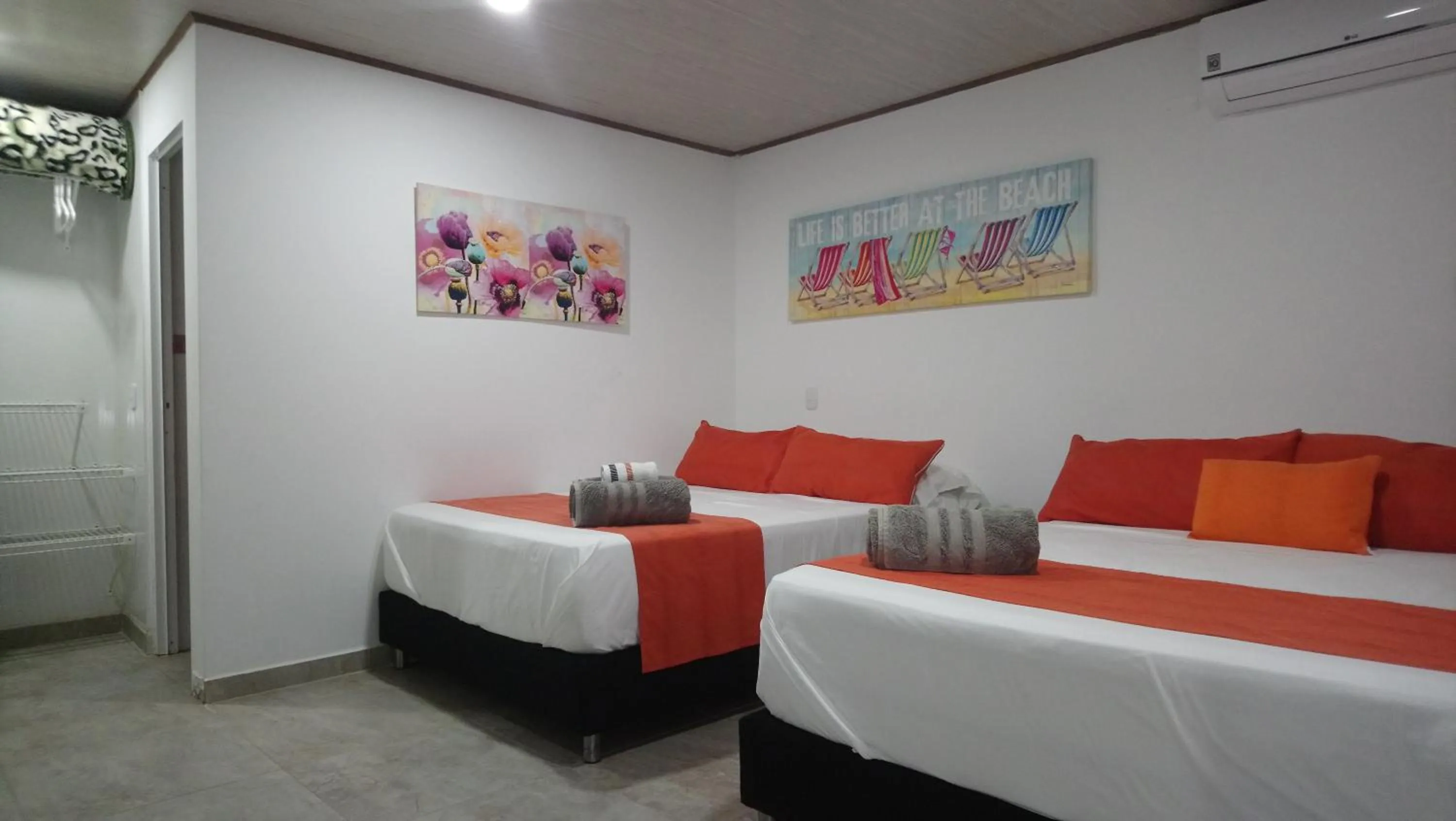 Photo of the whole room, Bed in Hotel Mare Mare Inn