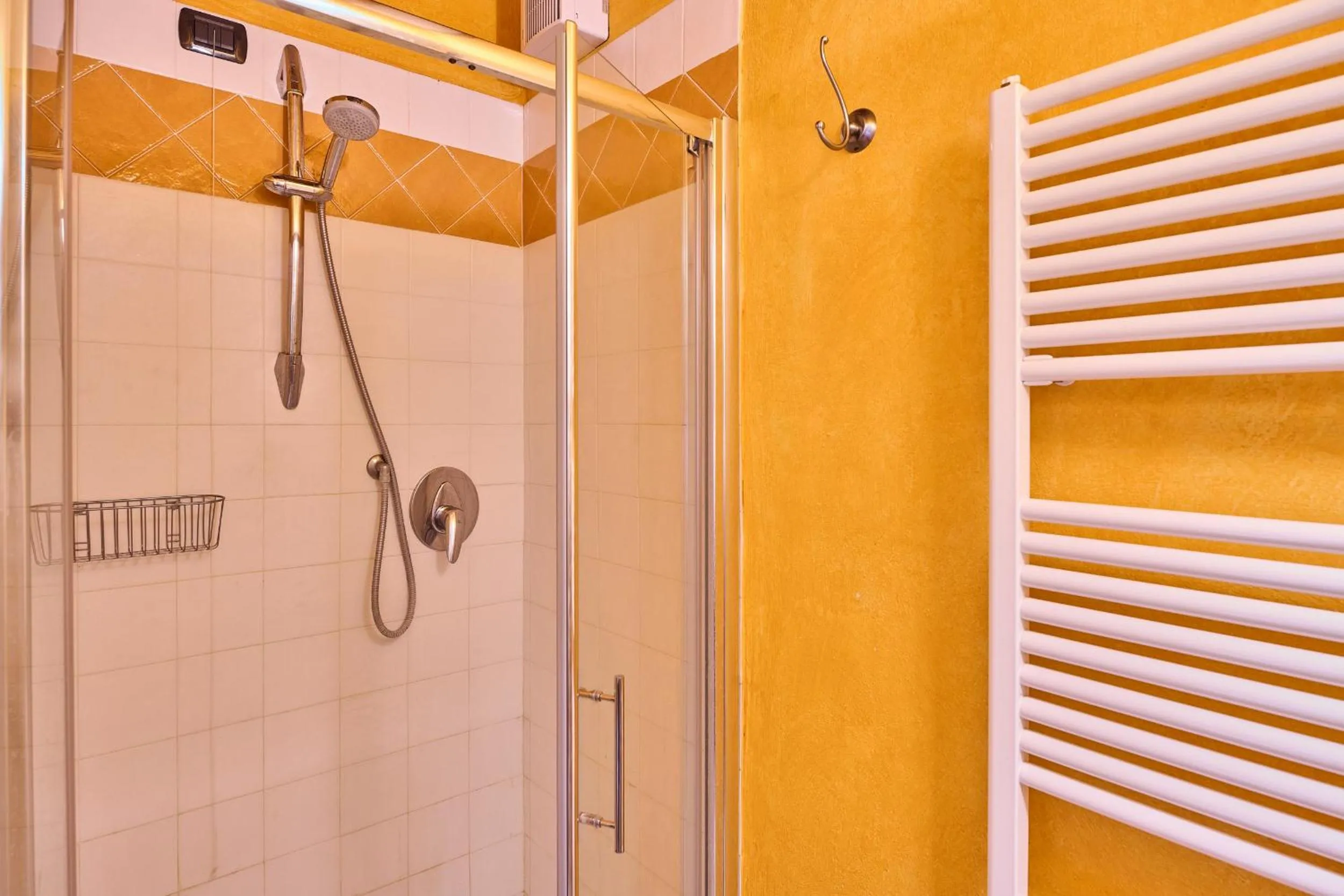 Shower in Borgo San Giusto
