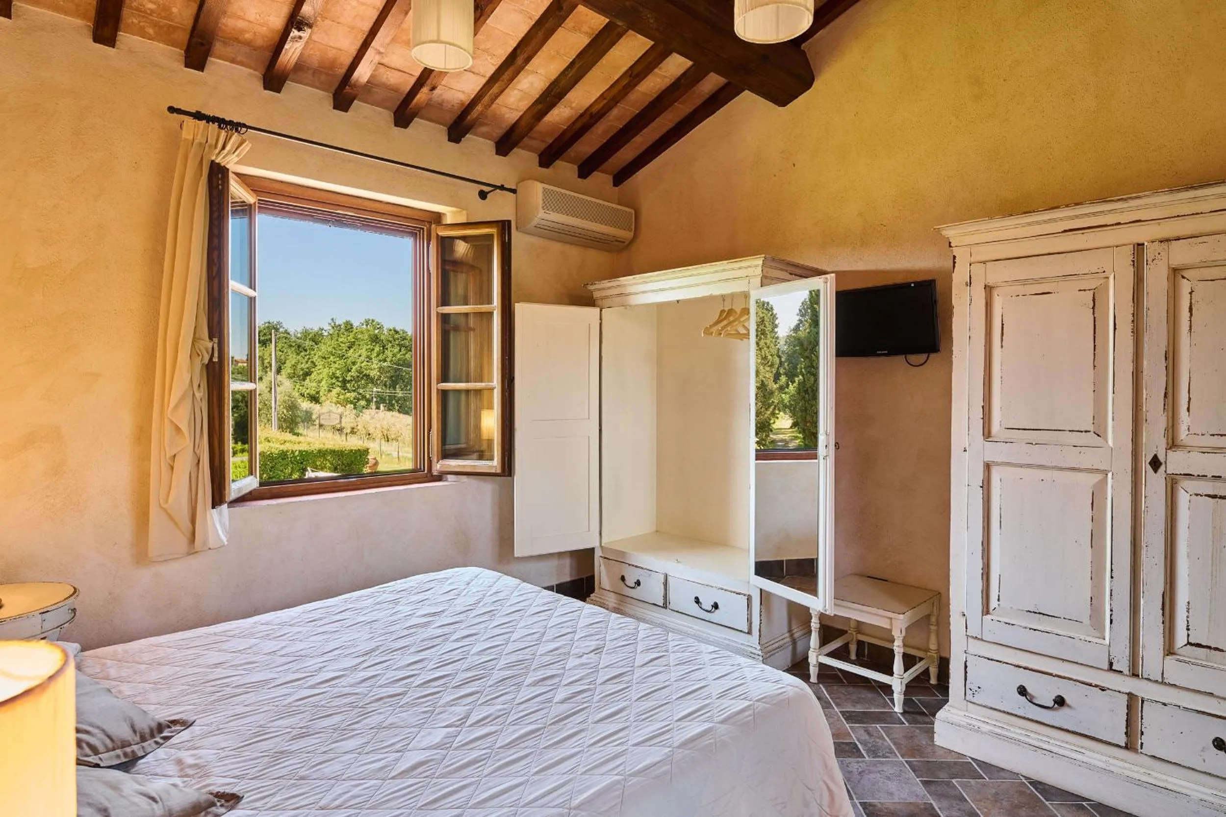View (from property/room), Bed in Borgo San Giusto