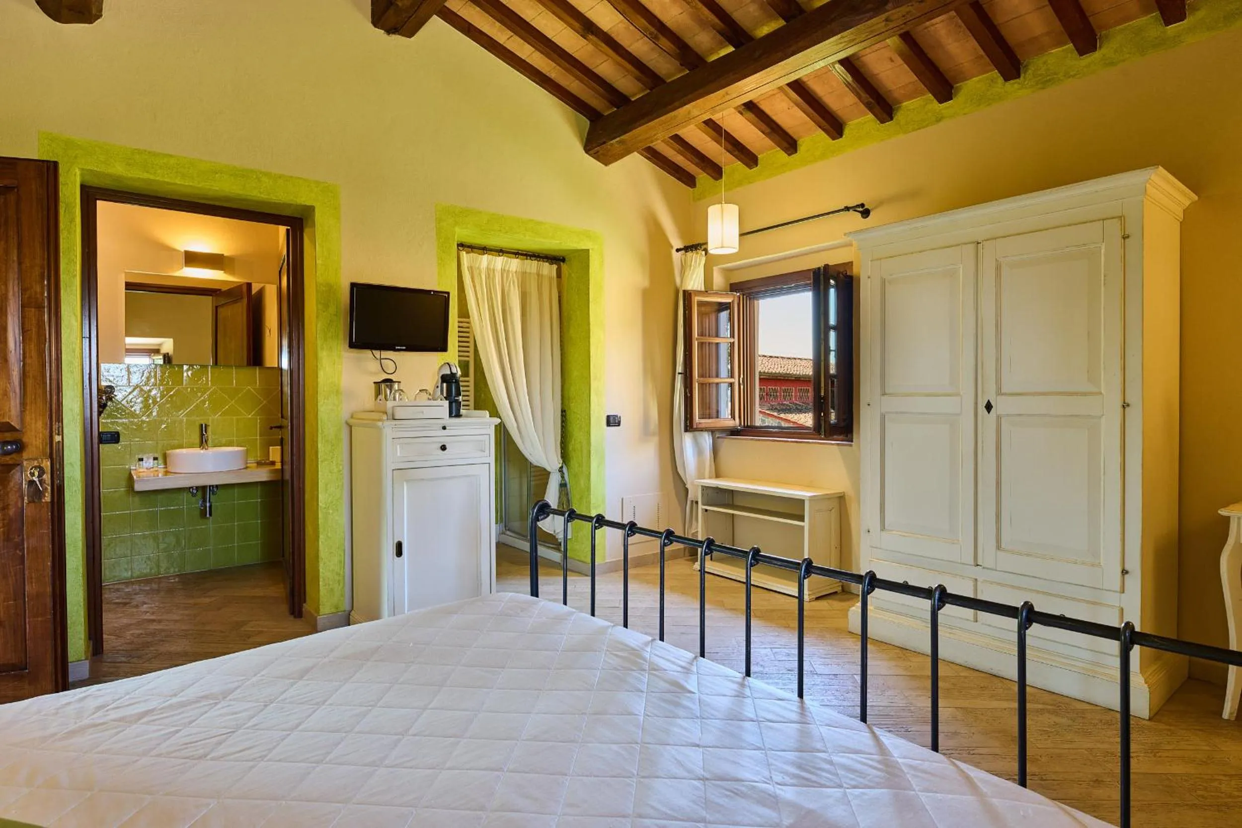 View (from property/room), Bed in Borgo San Giusto