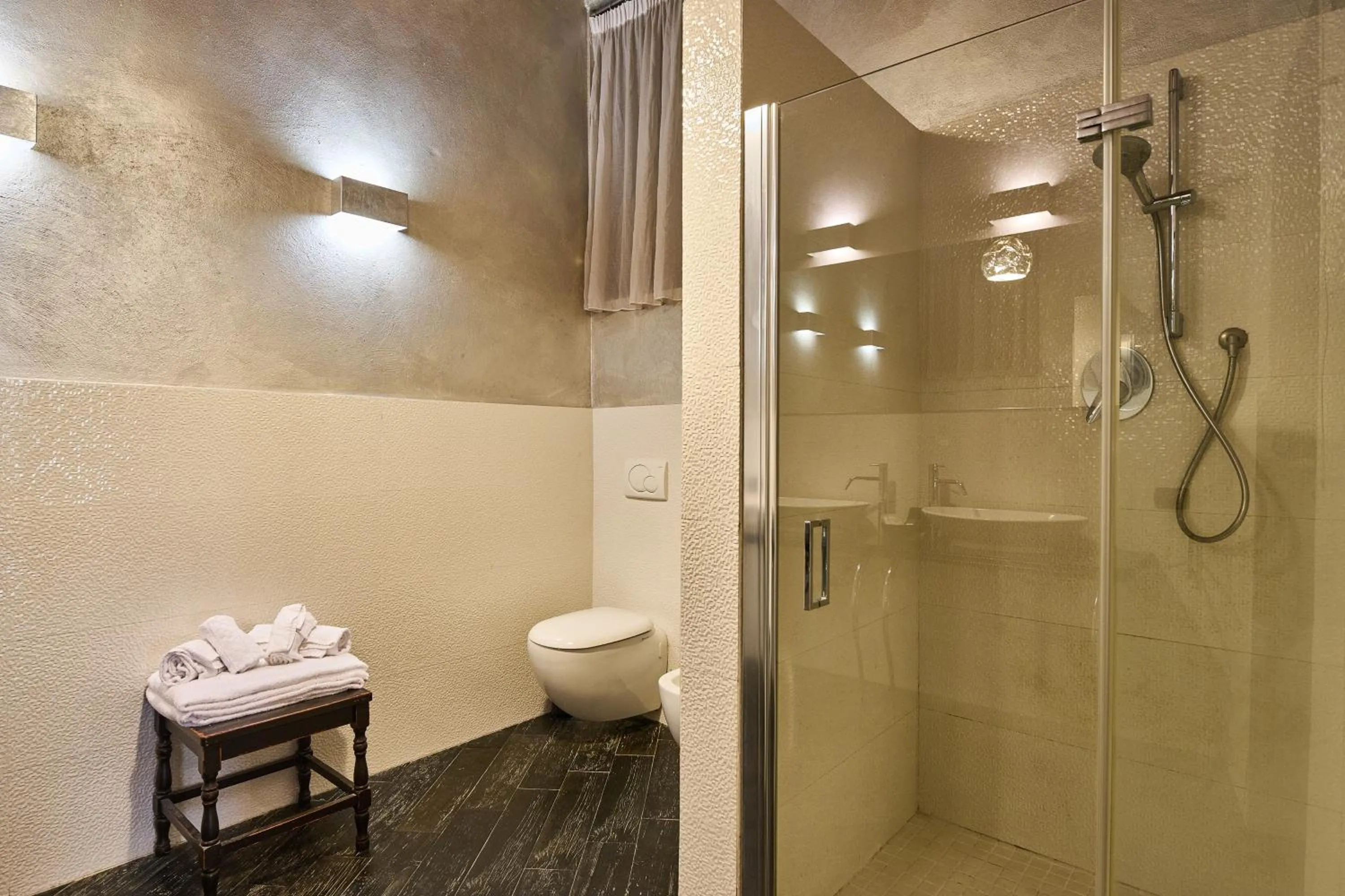 Shower in Borgo San Giusto