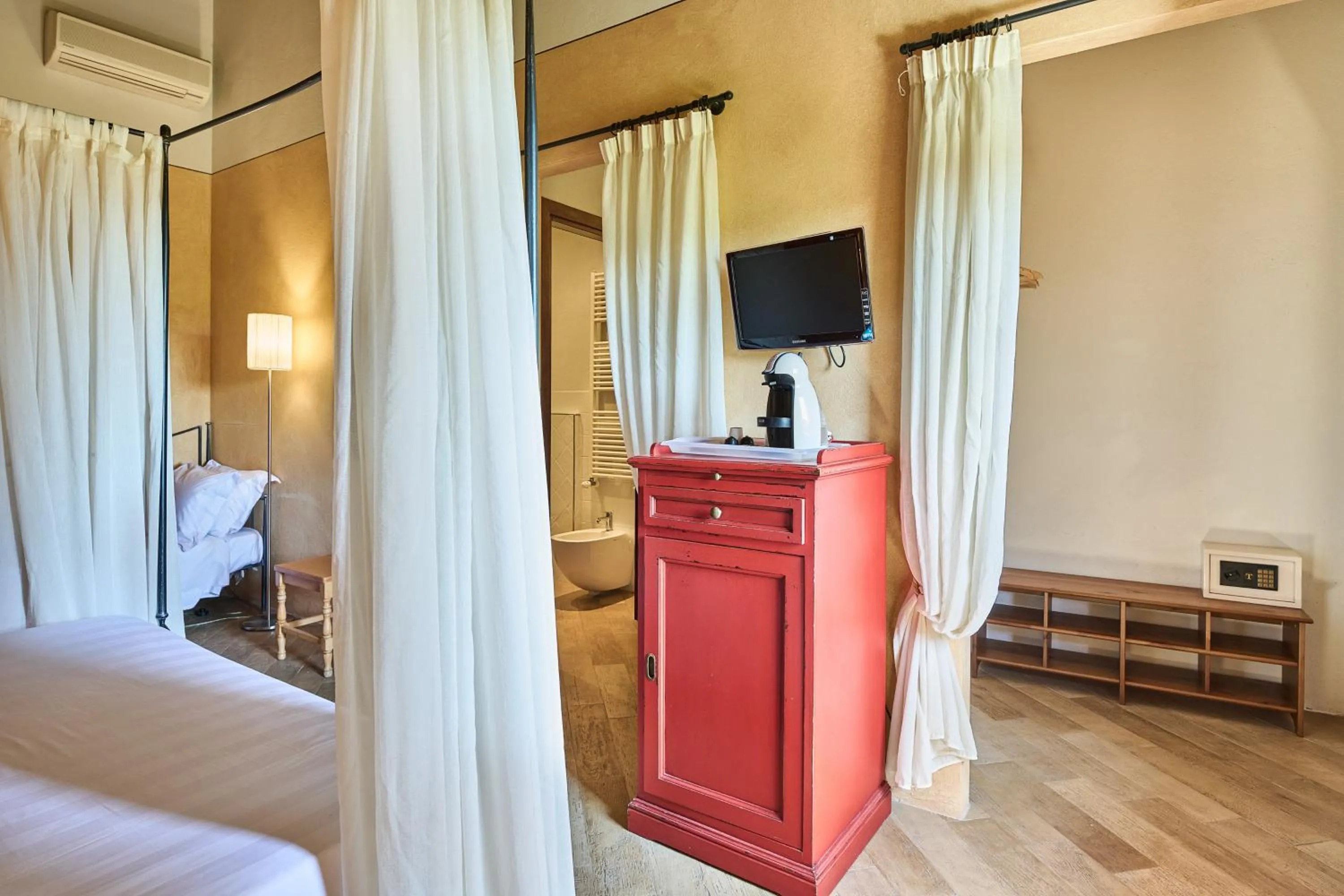 Bathroom, Bed in Borgo San Giusto