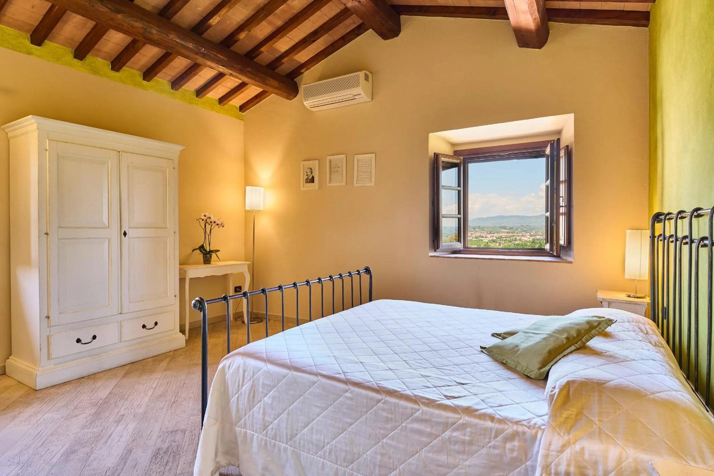 View (from property/room), Bed in Borgo San Giusto