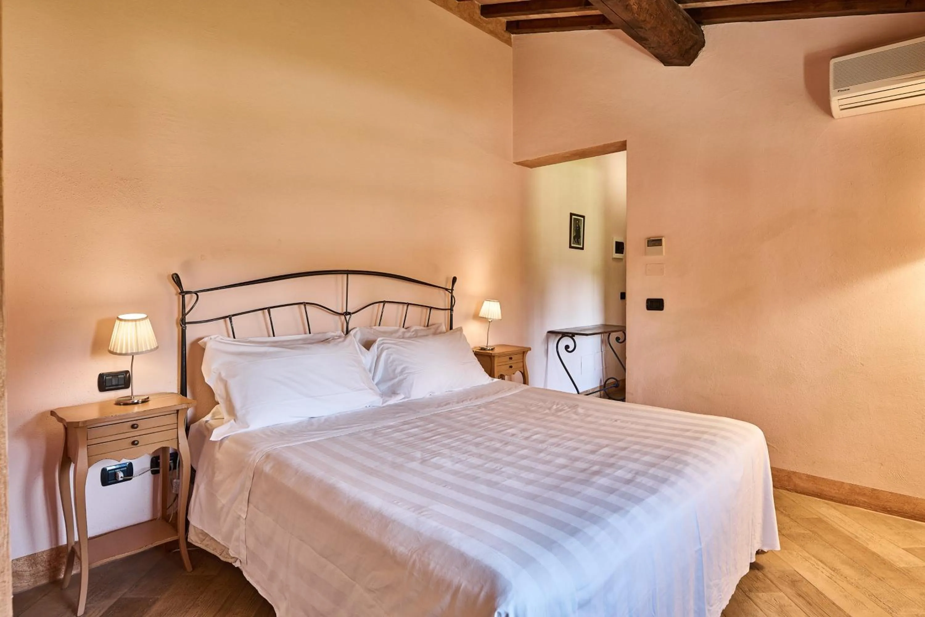 View (from property/room), Bed in Borgo San Giusto