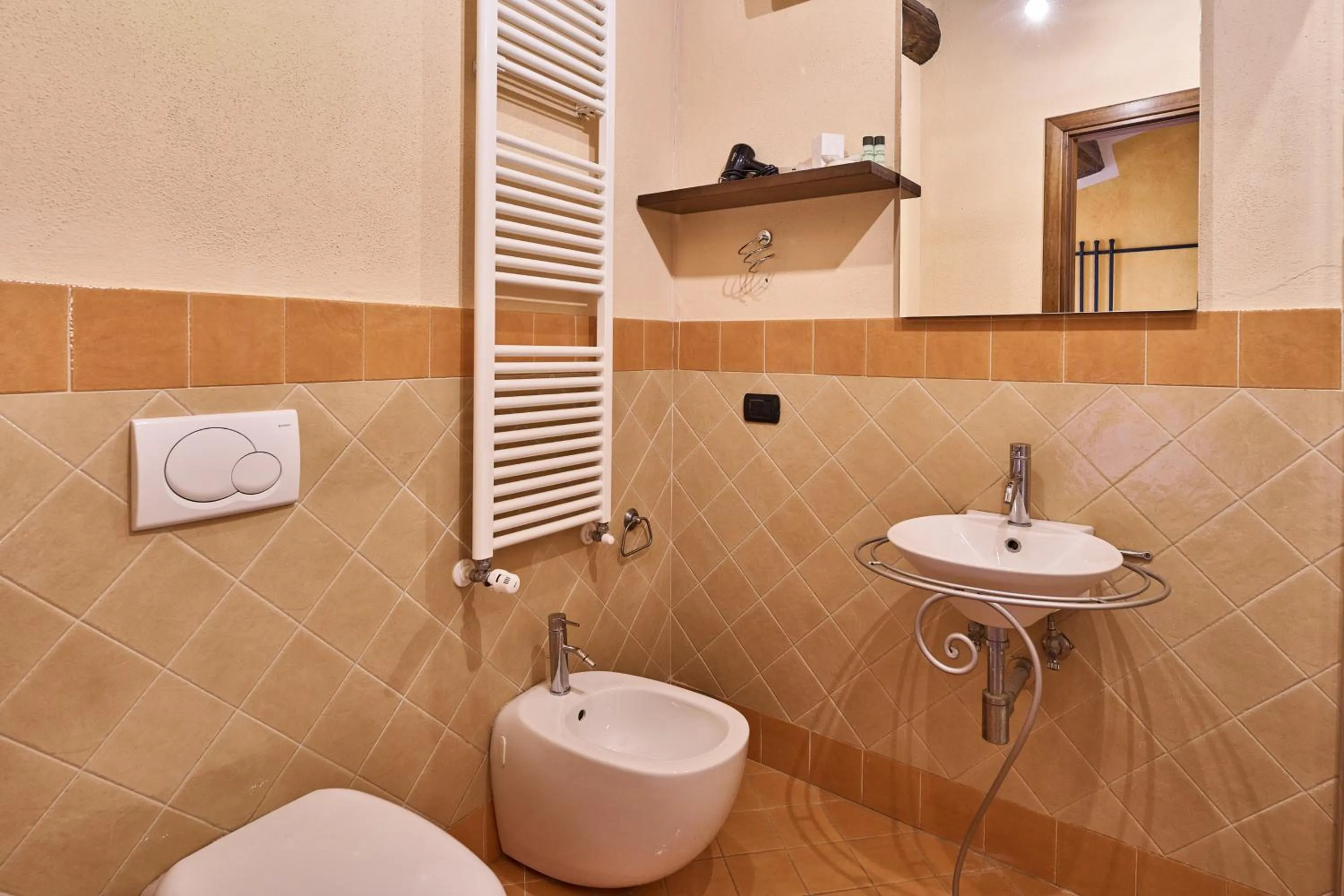 Bathroom in Borgo San Giusto