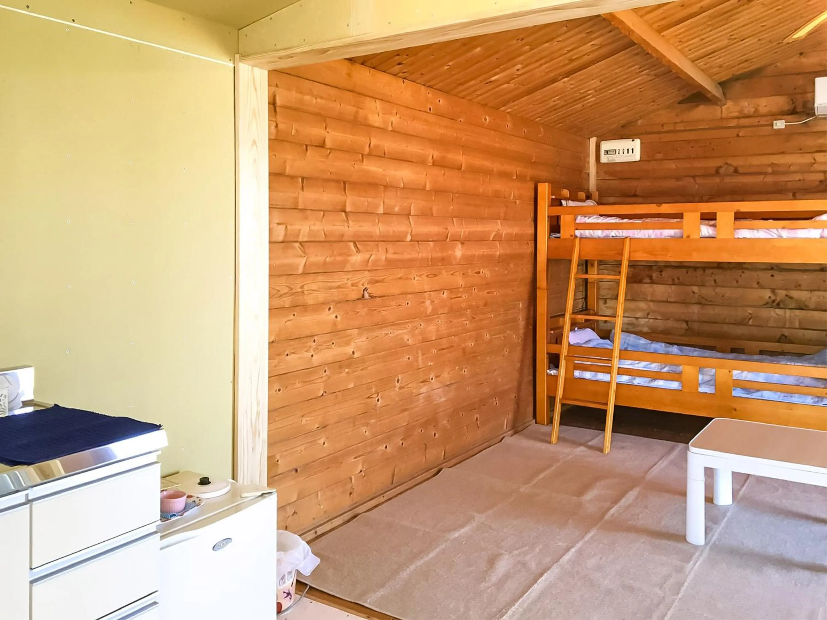 Photo of the whole room, Bed in Sea Breeze 1987