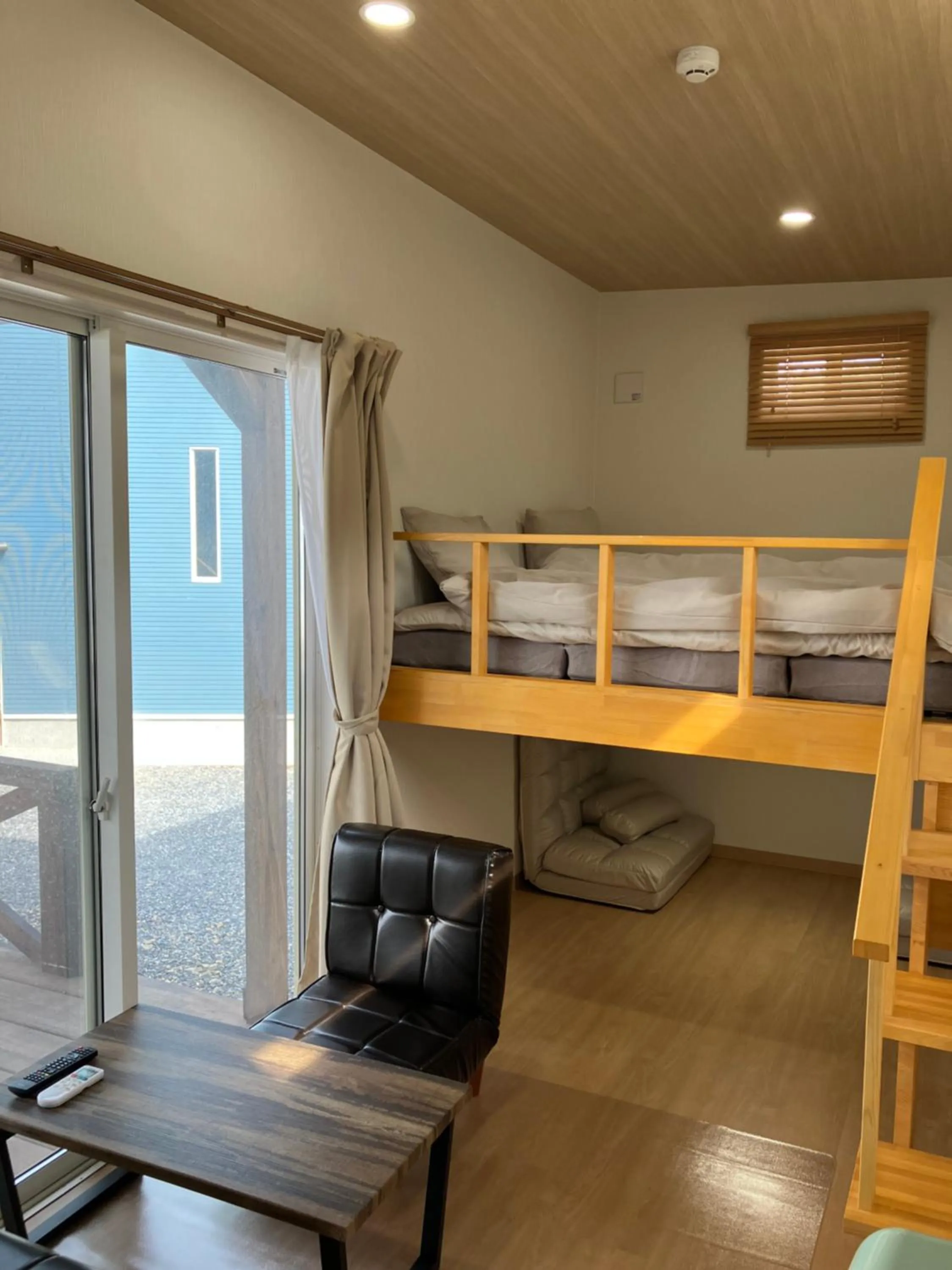 Photo of the whole room, Bed in Sea Breeze 1987