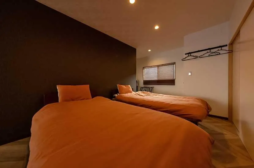 Photo of the whole room, Bed in Sea Breeze 1987