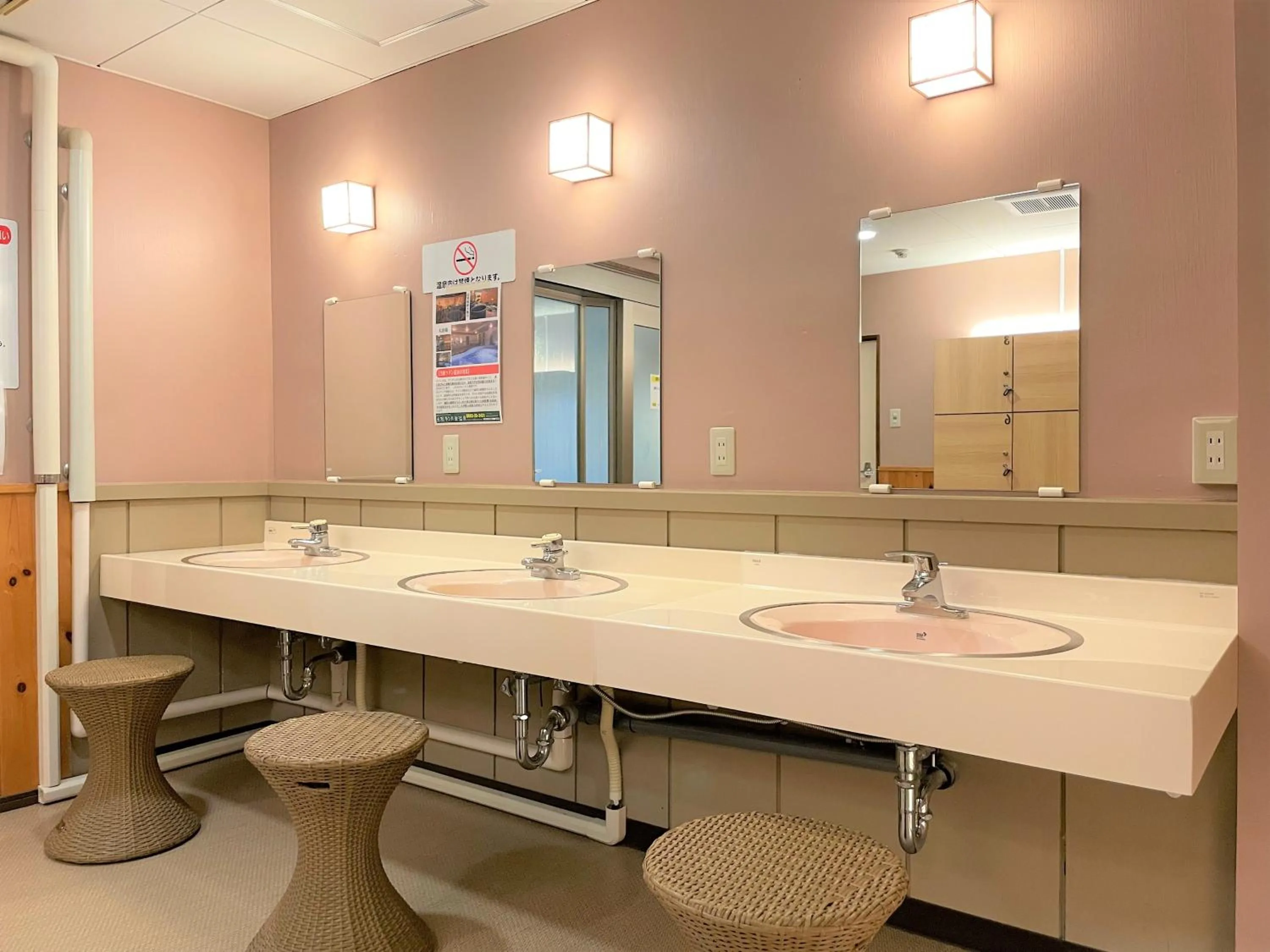 Public Bath in Dochu Land Shin Onsen