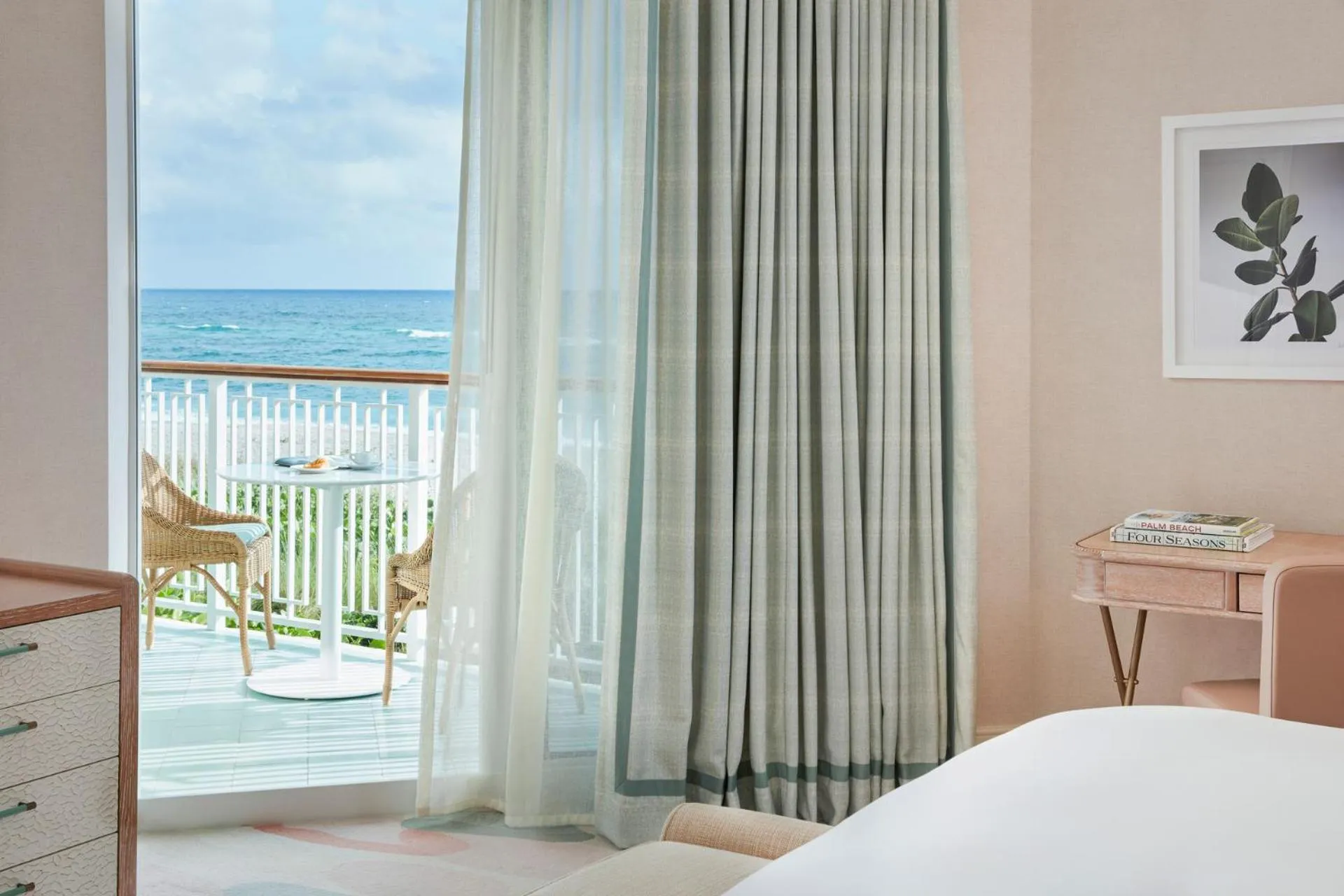 Bed in Four Seasons Resort Palm Beach