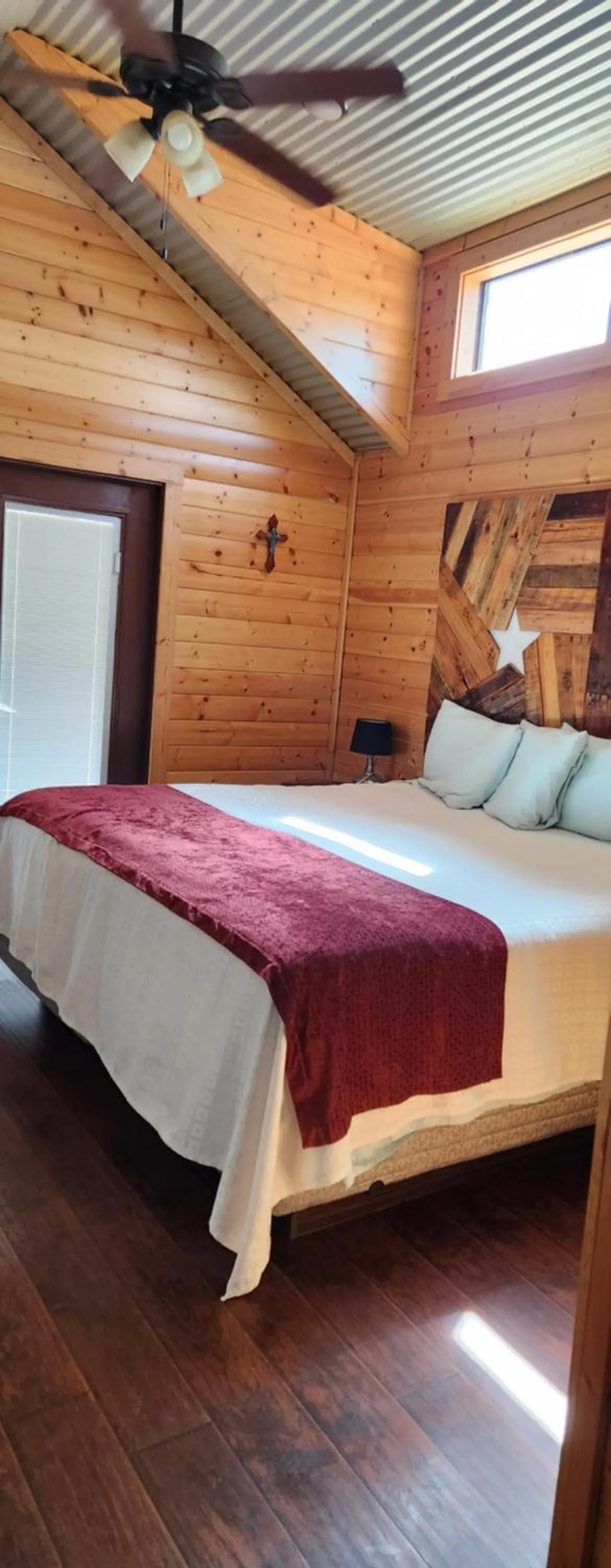 Bed in Al's Hideaway Cabin and RV Space, LLC