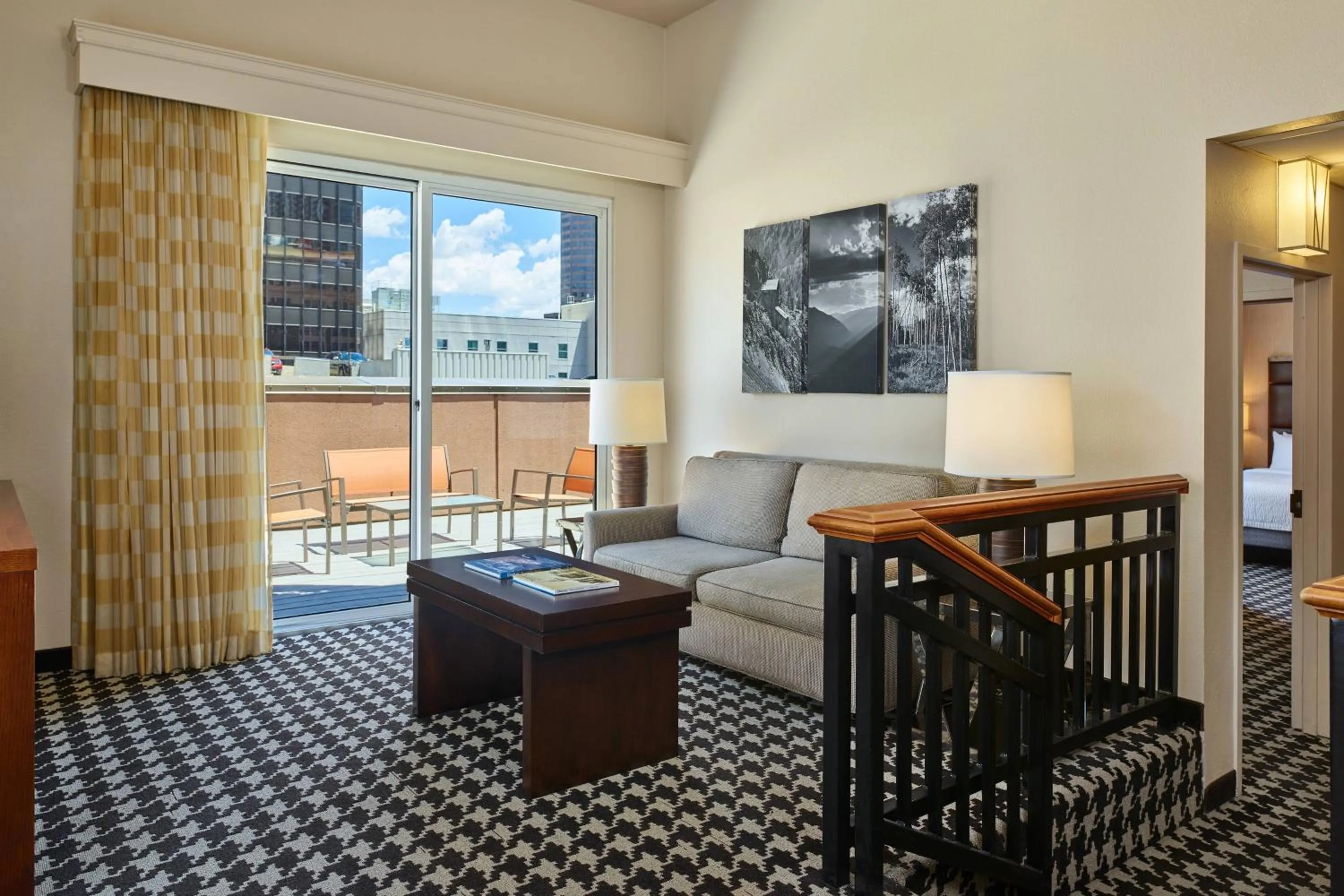 Living room in Courtyard by Marriott Denver Downtown