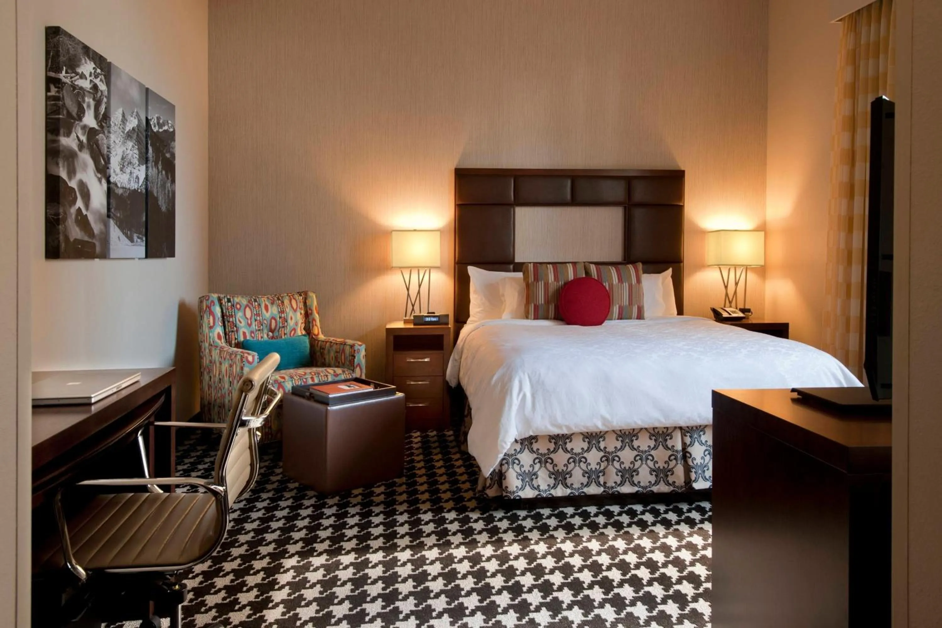 Photo of the whole room, Bed in Courtyard by Marriott Denver Downtown