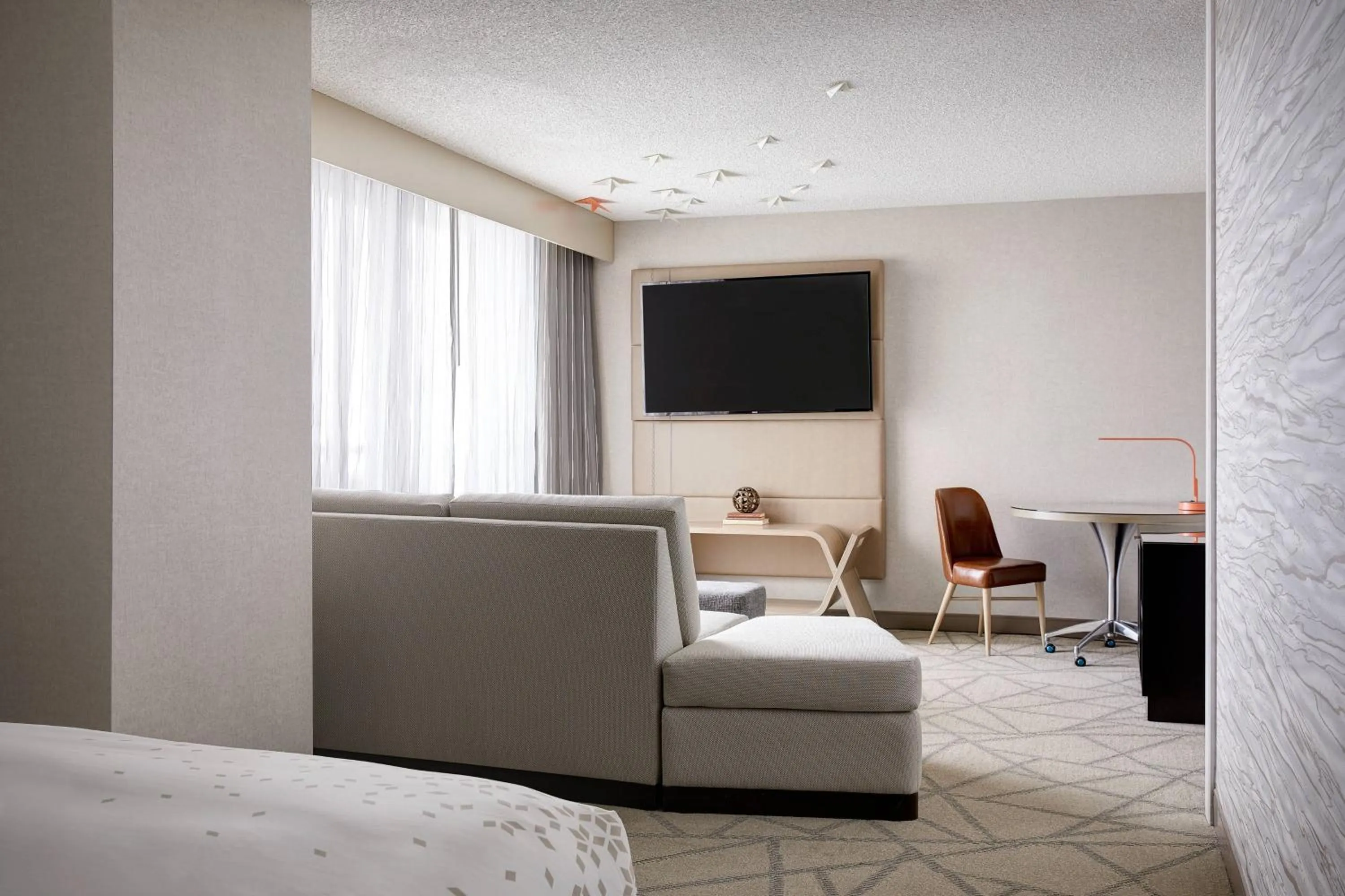 Living room, Bed in Renaissance Denver Hotel & Conference Center