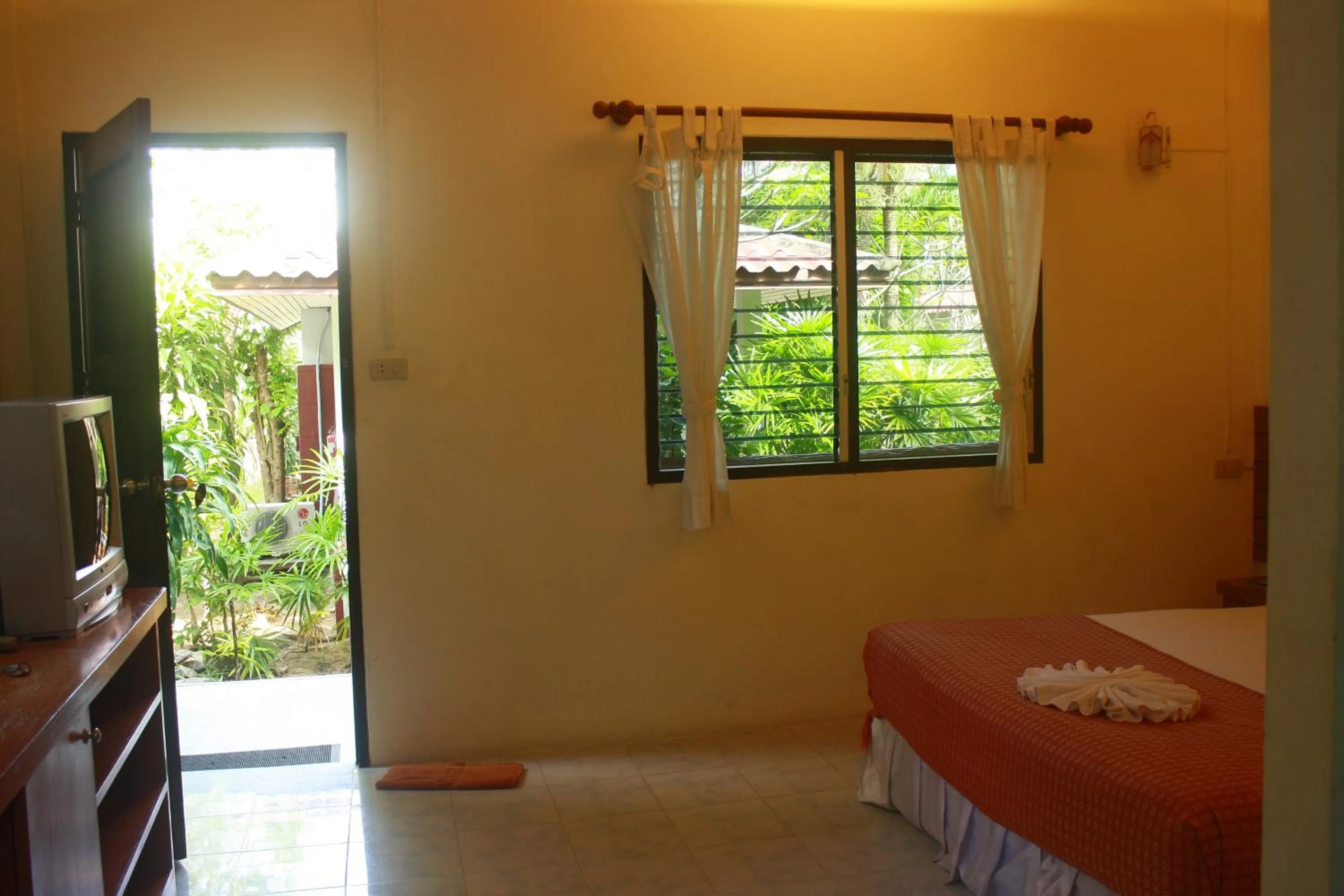 Photo of the whole room, Bed in Samui Honey Backpacker Bungalow
