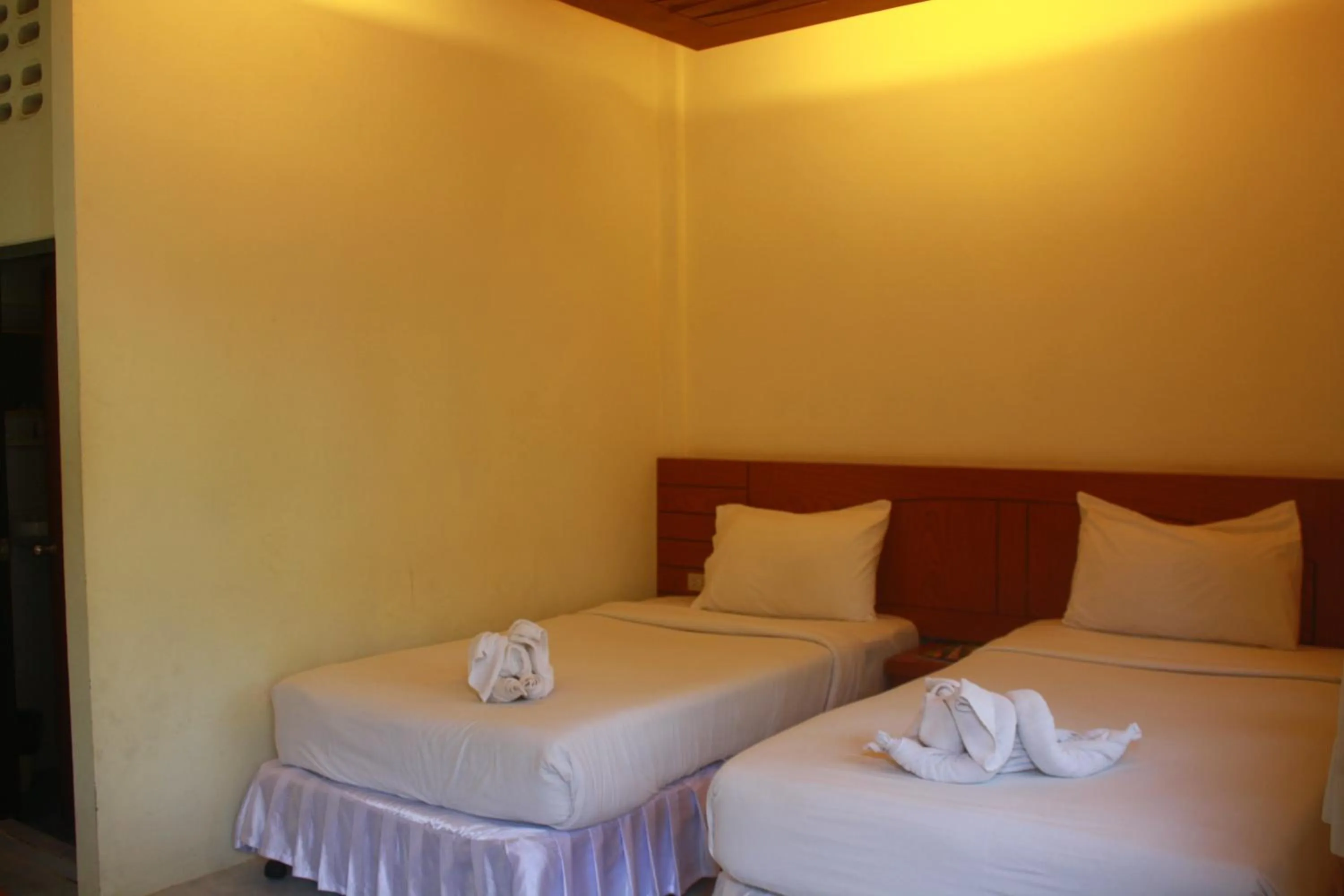 Bed in Samui Honey Backpacker Bungalow