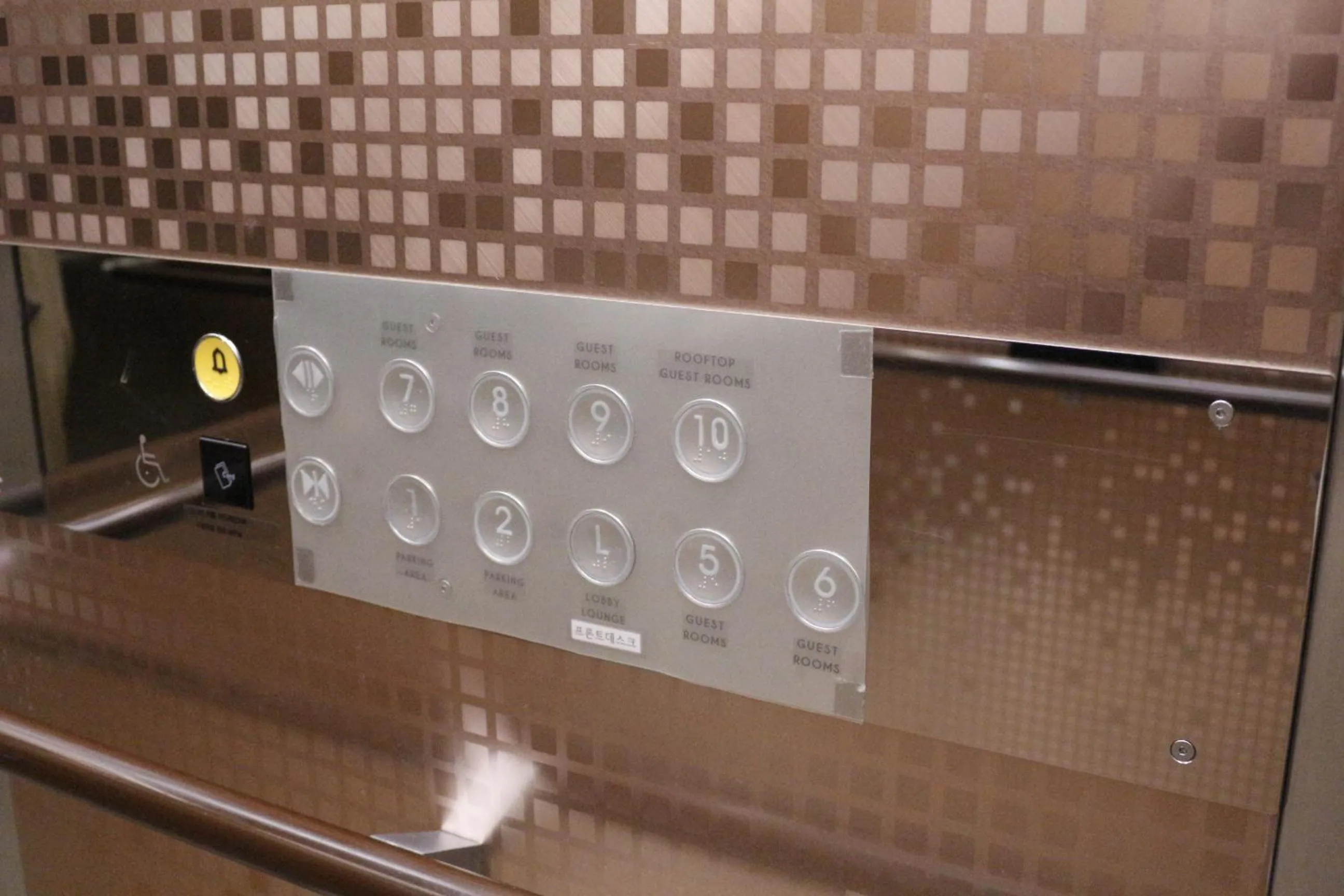 elevator in Londoner Hotel Gwangan
