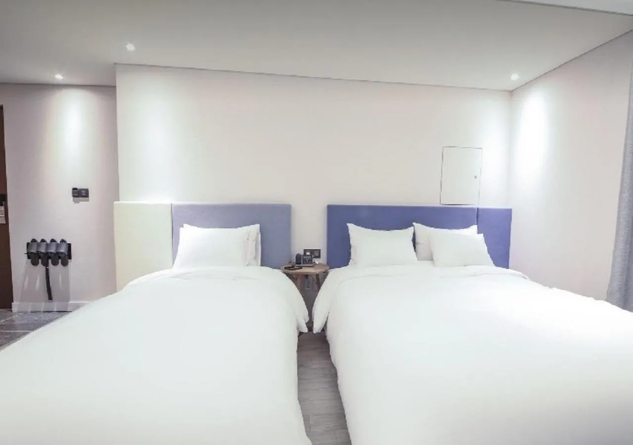 Bedroom, Bed in Londoner Hotel Gwangan