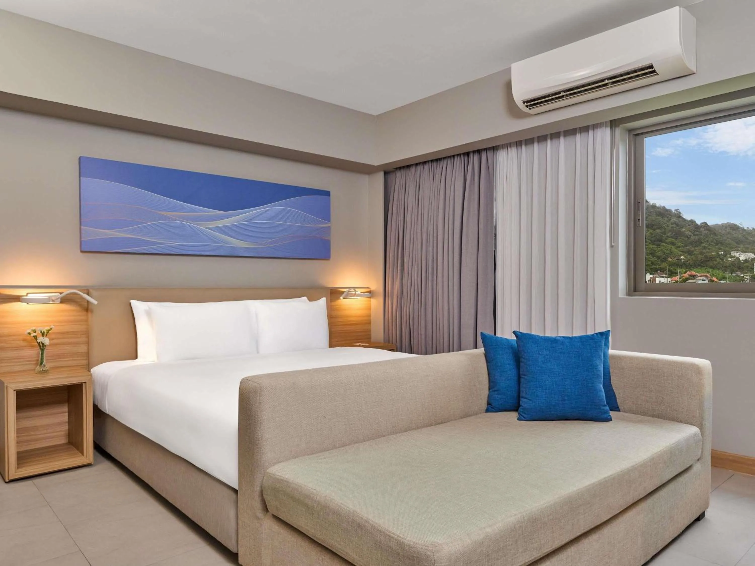 Bedroom, Bed in Mercure Phuket Patong Journeyhub