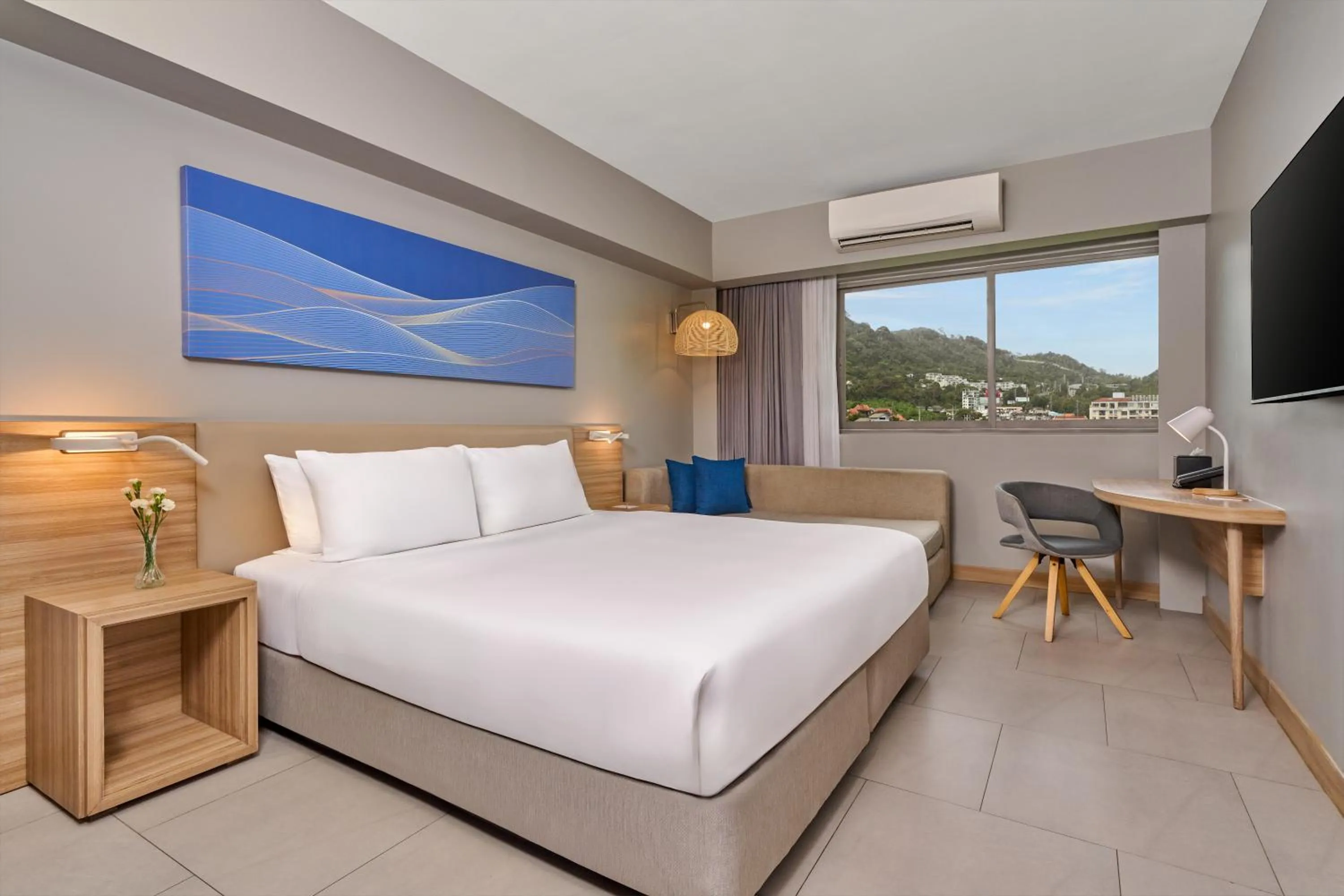 Bed in Mercure Phuket Patong Journeyhub