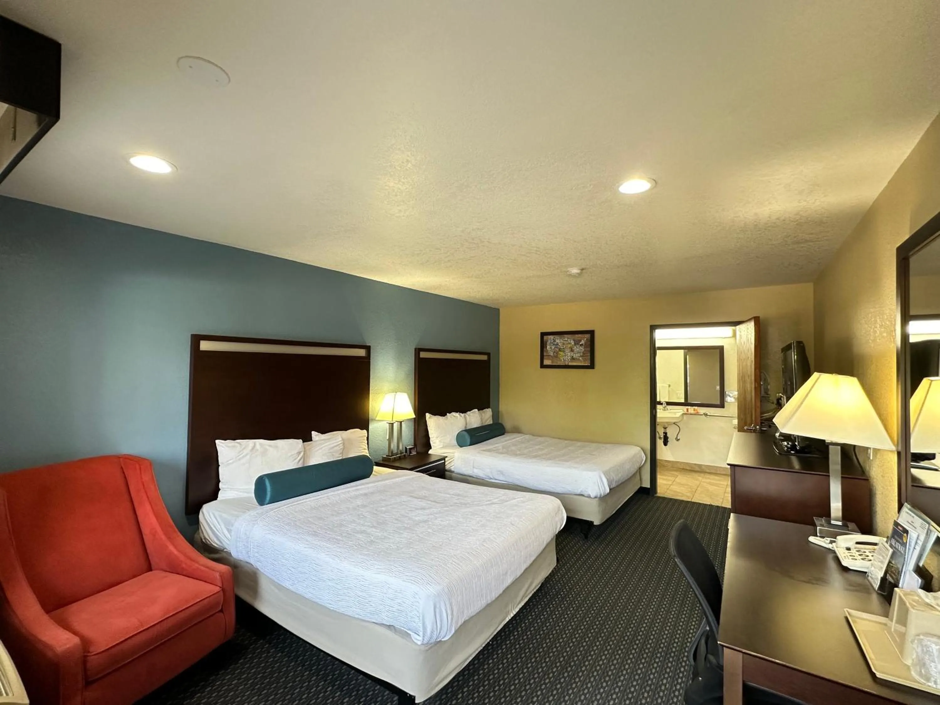 Photo of the whole room, Bed in Glenridge Inn Glendale - Pasadena