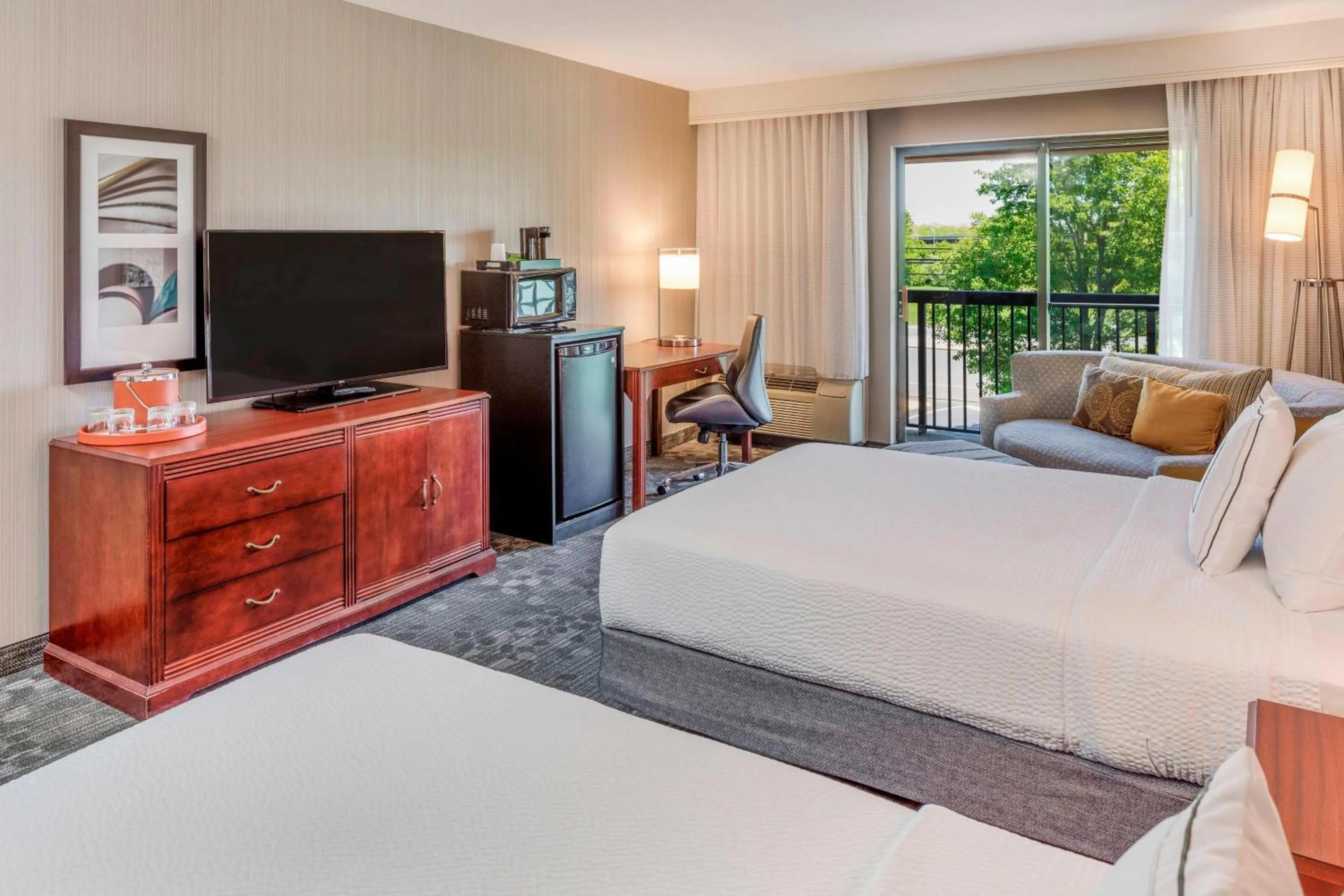 Photo of the whole room, Bed in Courtyard by Marriot Cranbury South Brunswick