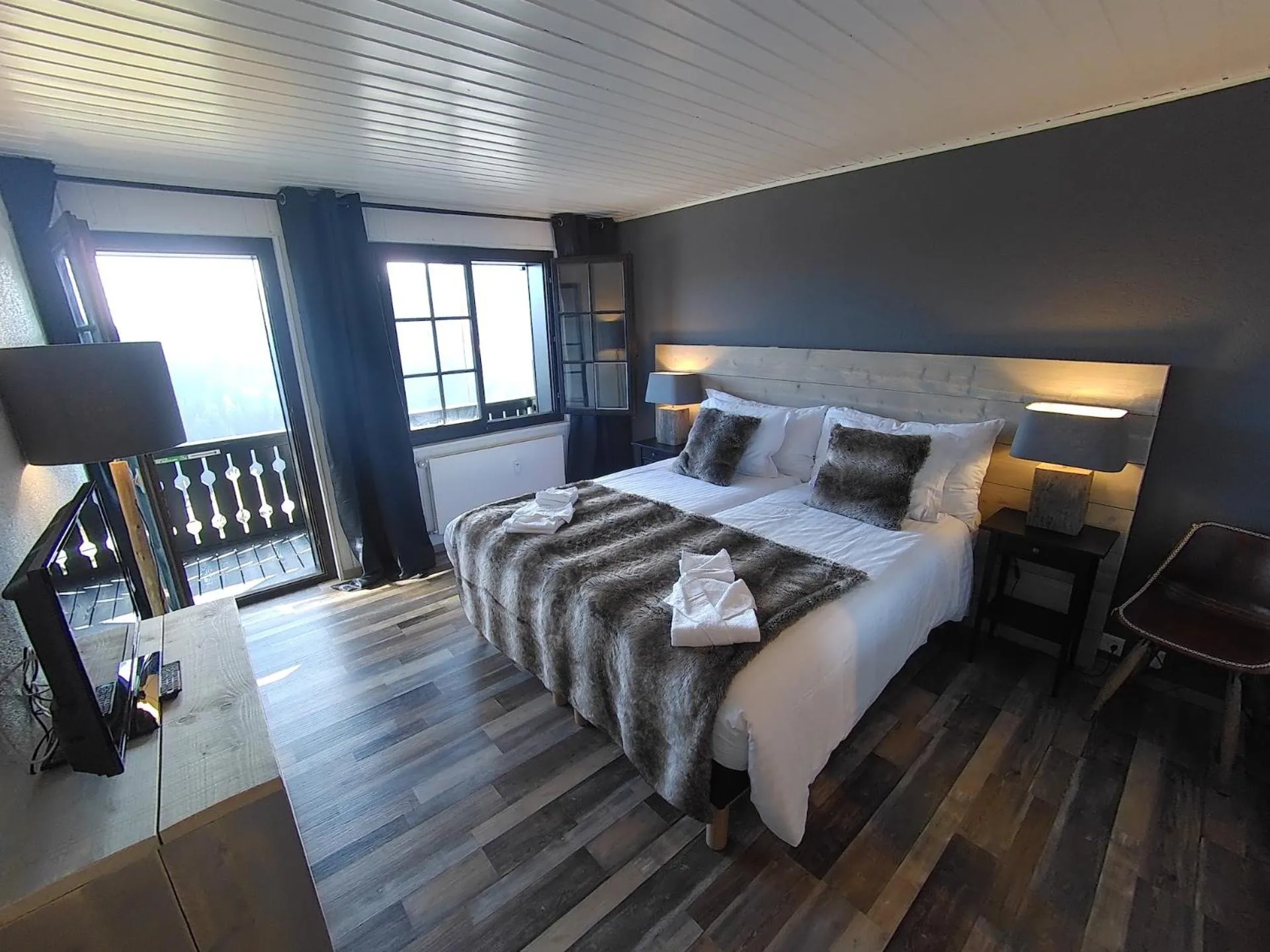 Photo of the whole room, Bed in Champoussin Lodge