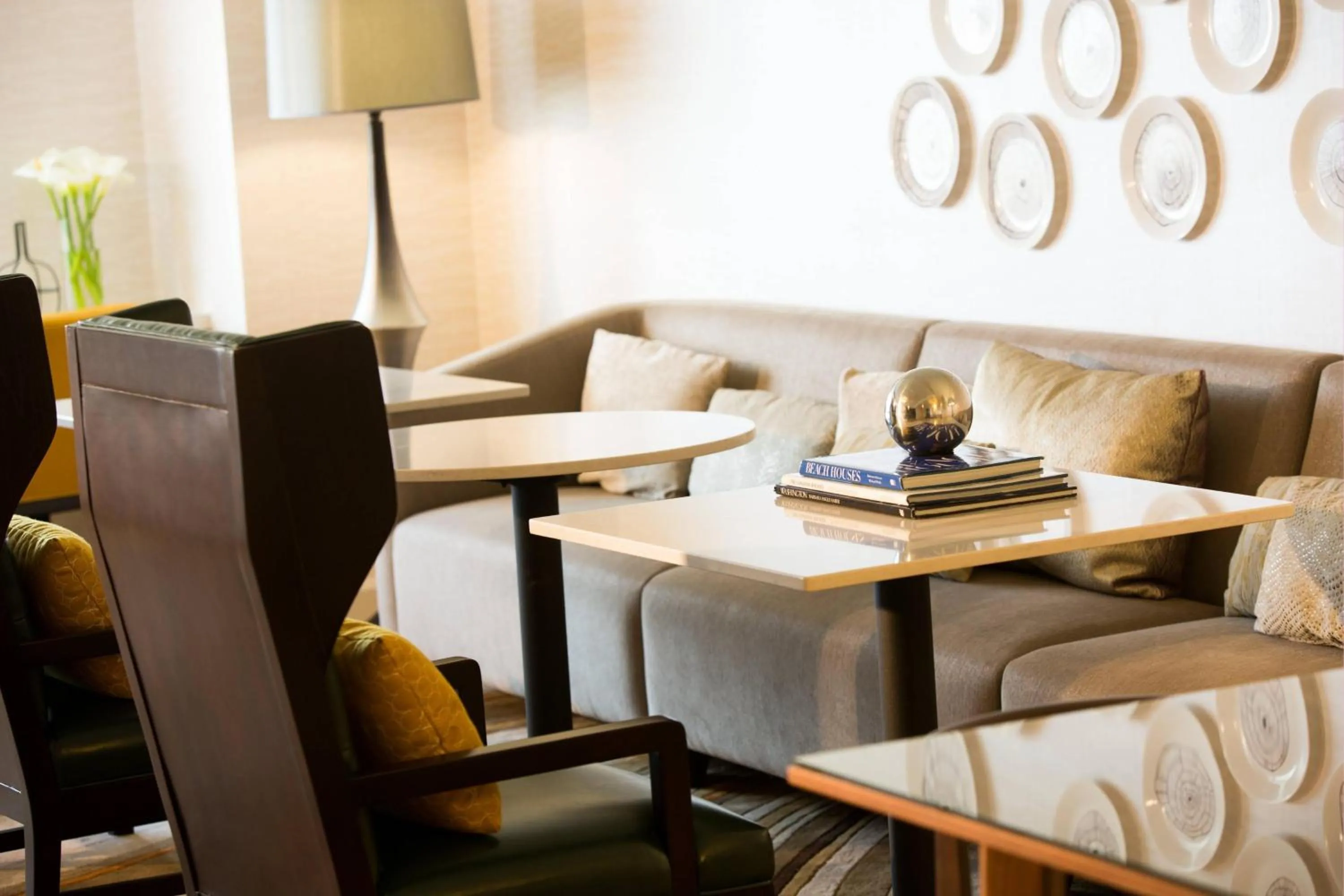 Lounge or bar in Renaissance Meadowlands Hotel