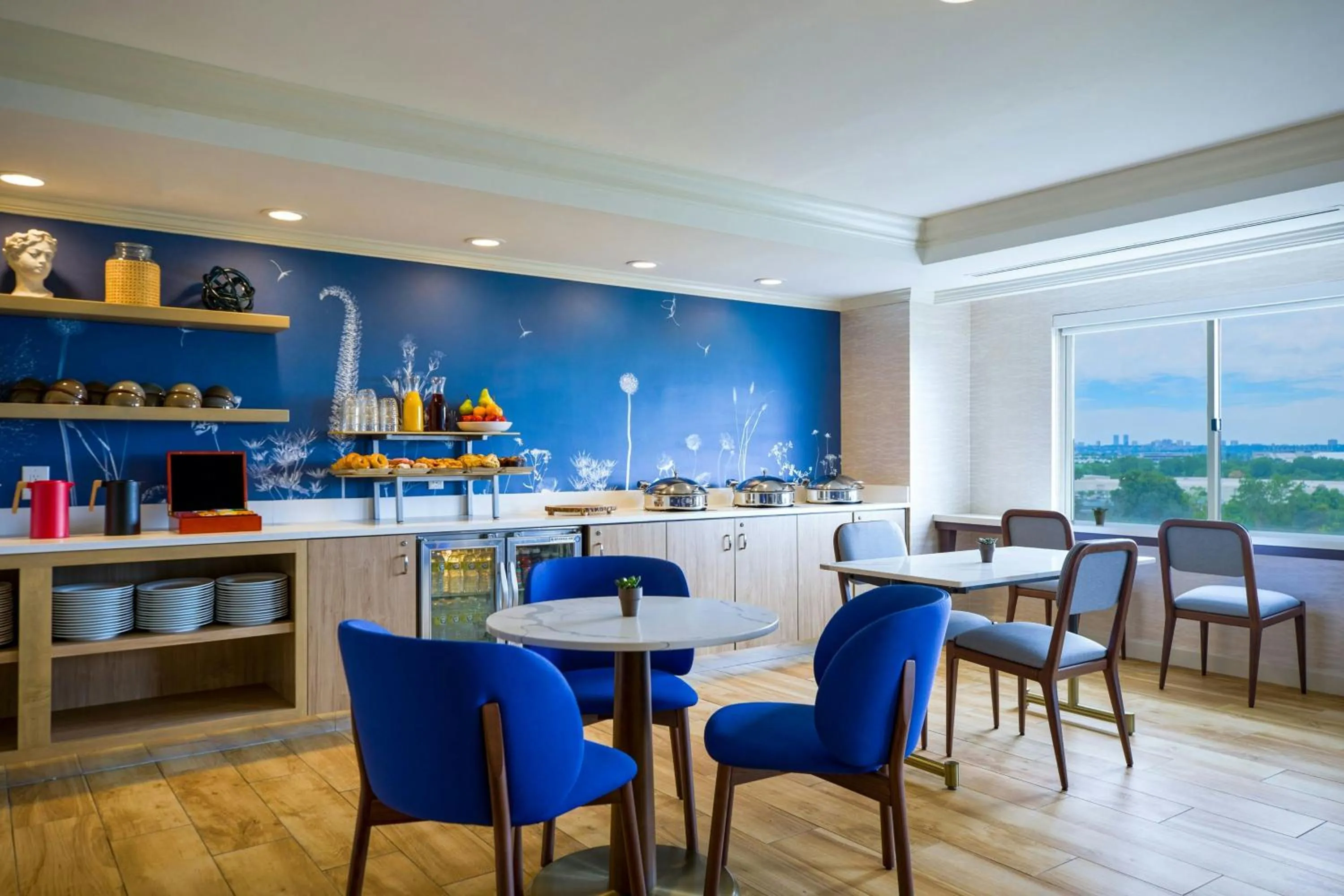 Lounge or bar in Renaissance Meadowlands Hotel