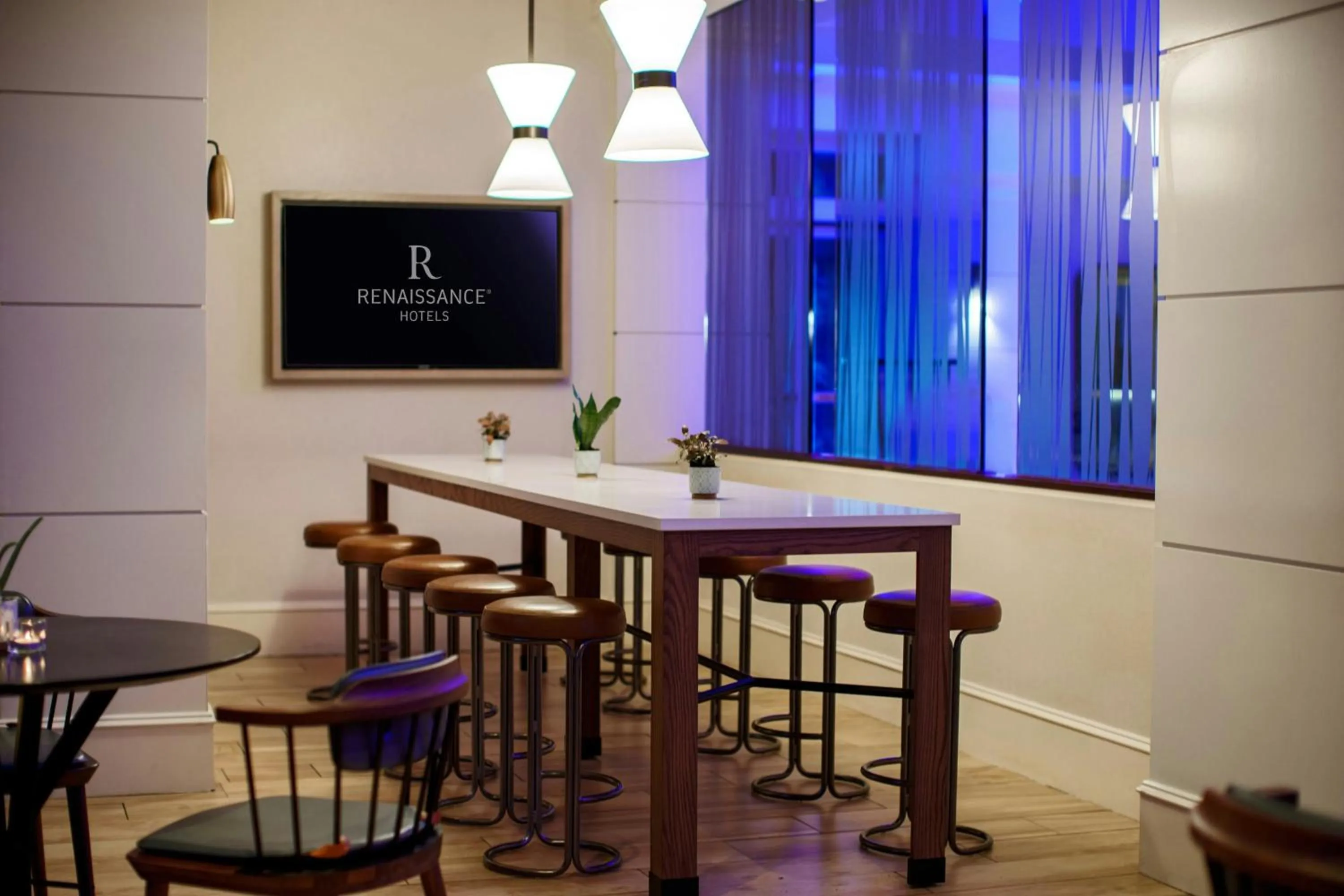 Lounge or bar in Renaissance Meadowlands Hotel