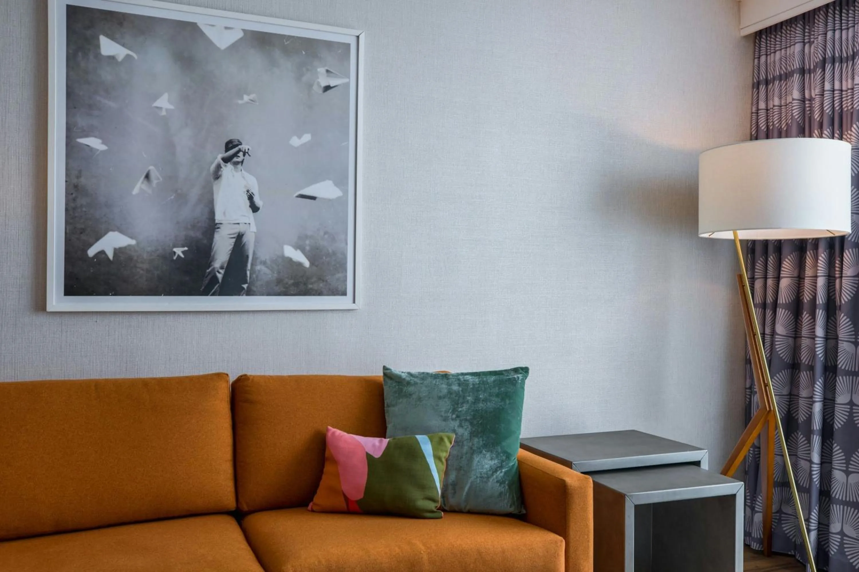 Living room in Renaissance Meadowlands Hotel