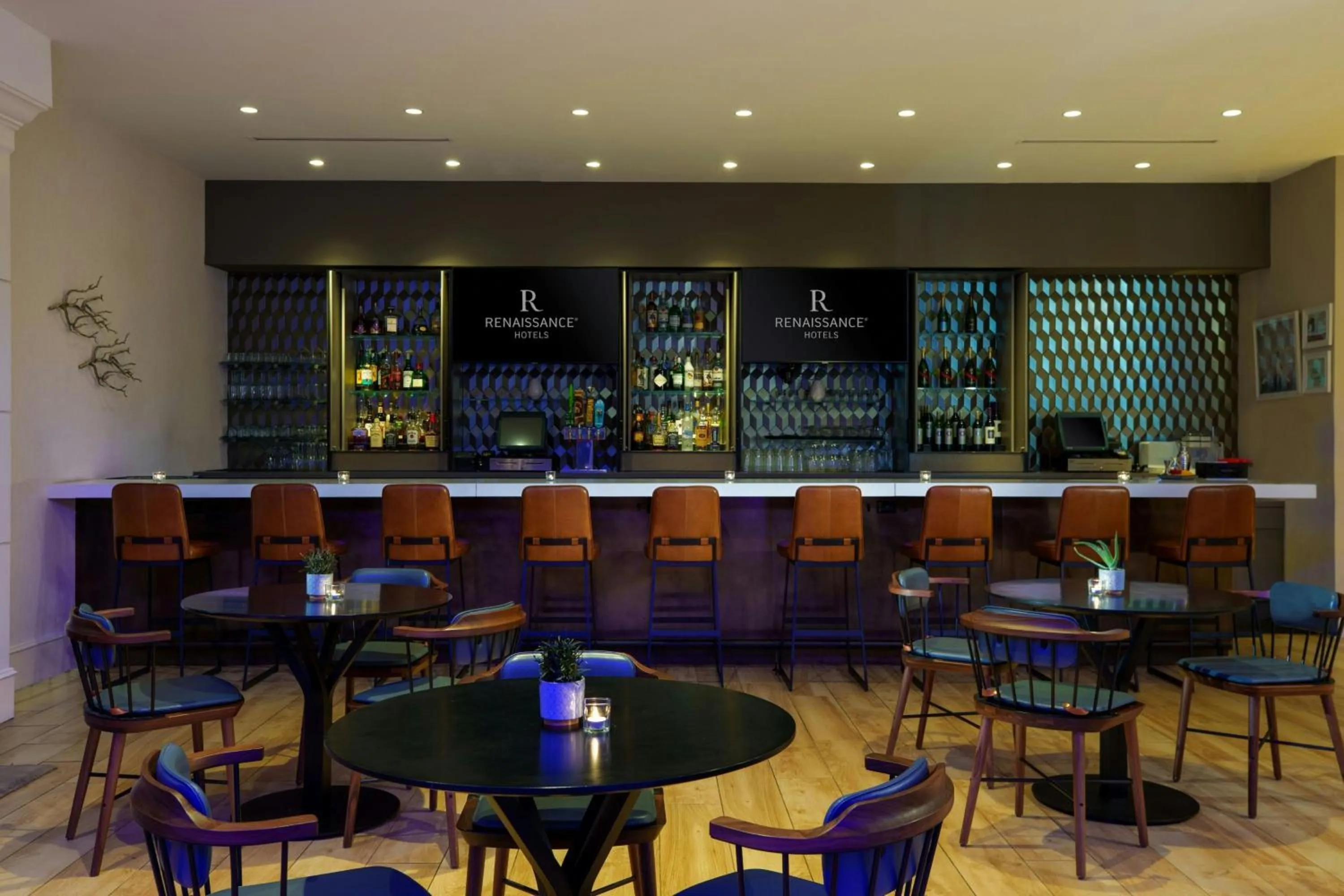 Lounge or bar in Renaissance Meadowlands Hotel