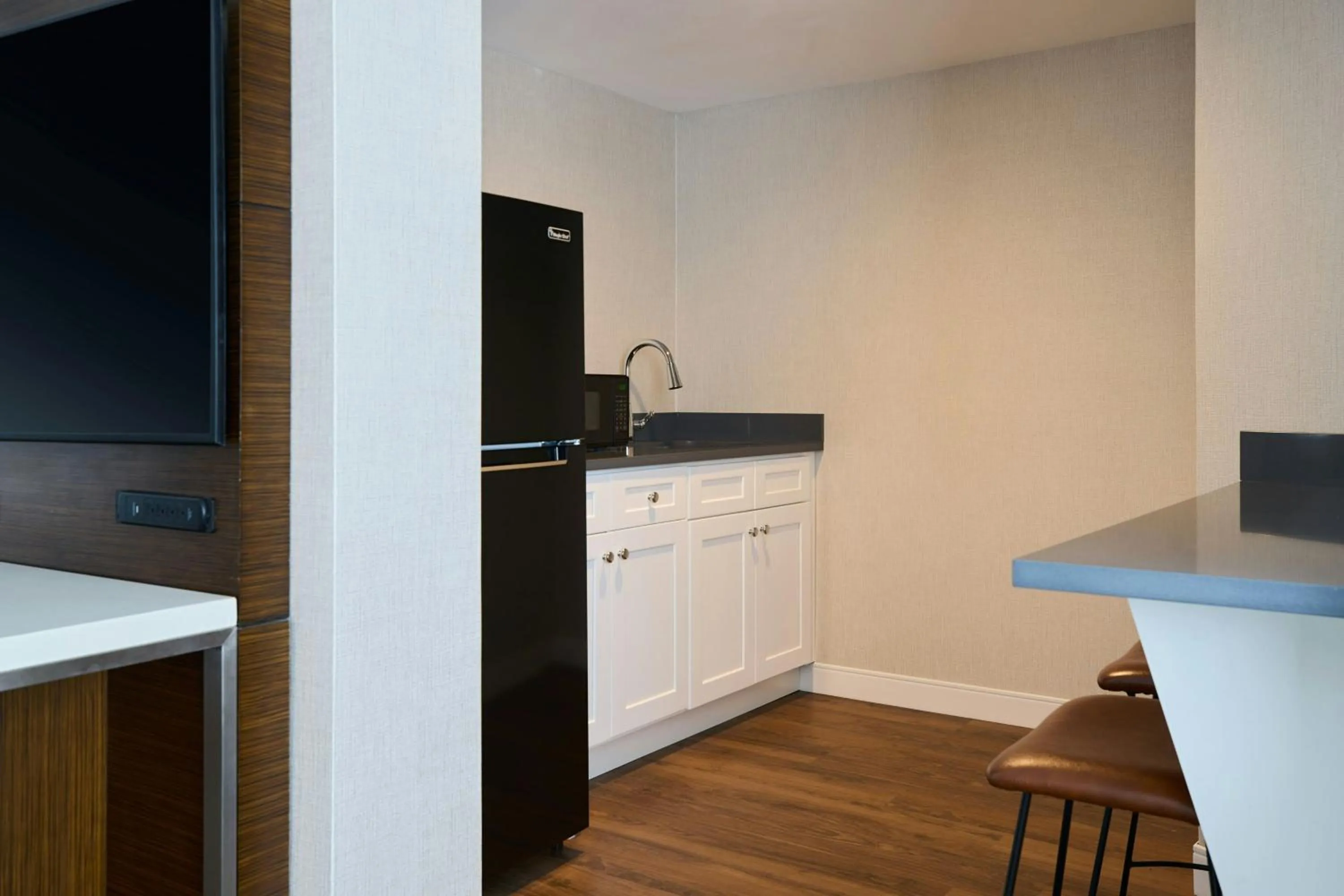 Kitchen or kitchenette in Renaissance Meadowlands Hotel